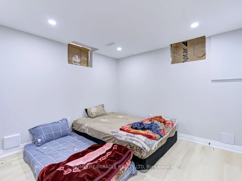 8 Jenwood Crescent