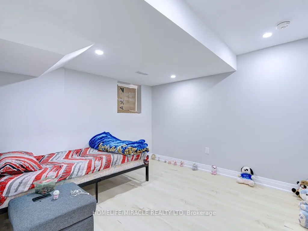 8 Jenwood Crescent