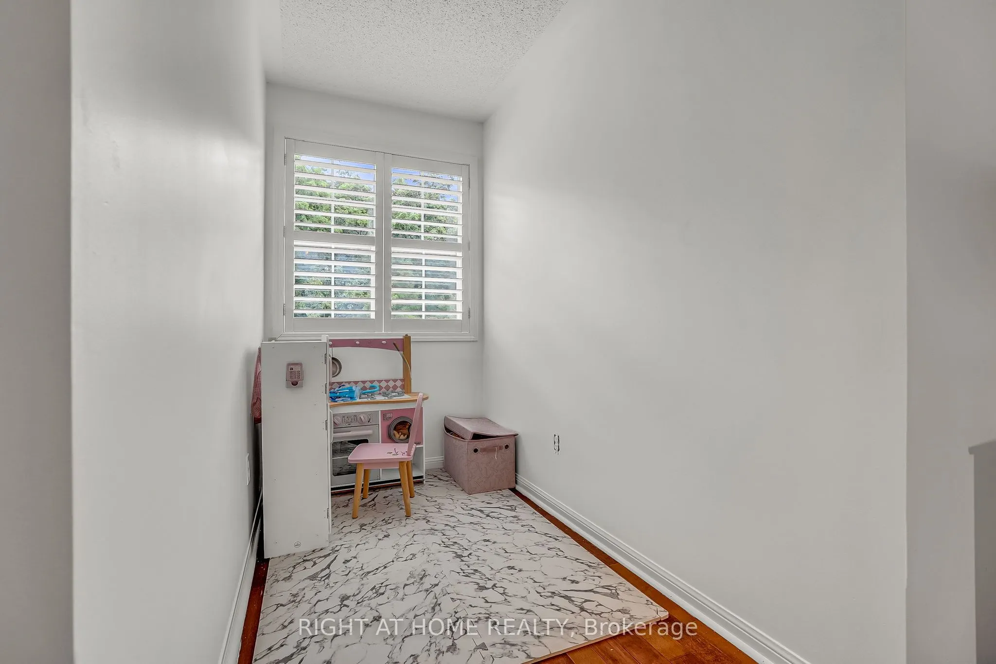 928 Lancaster Boulevard