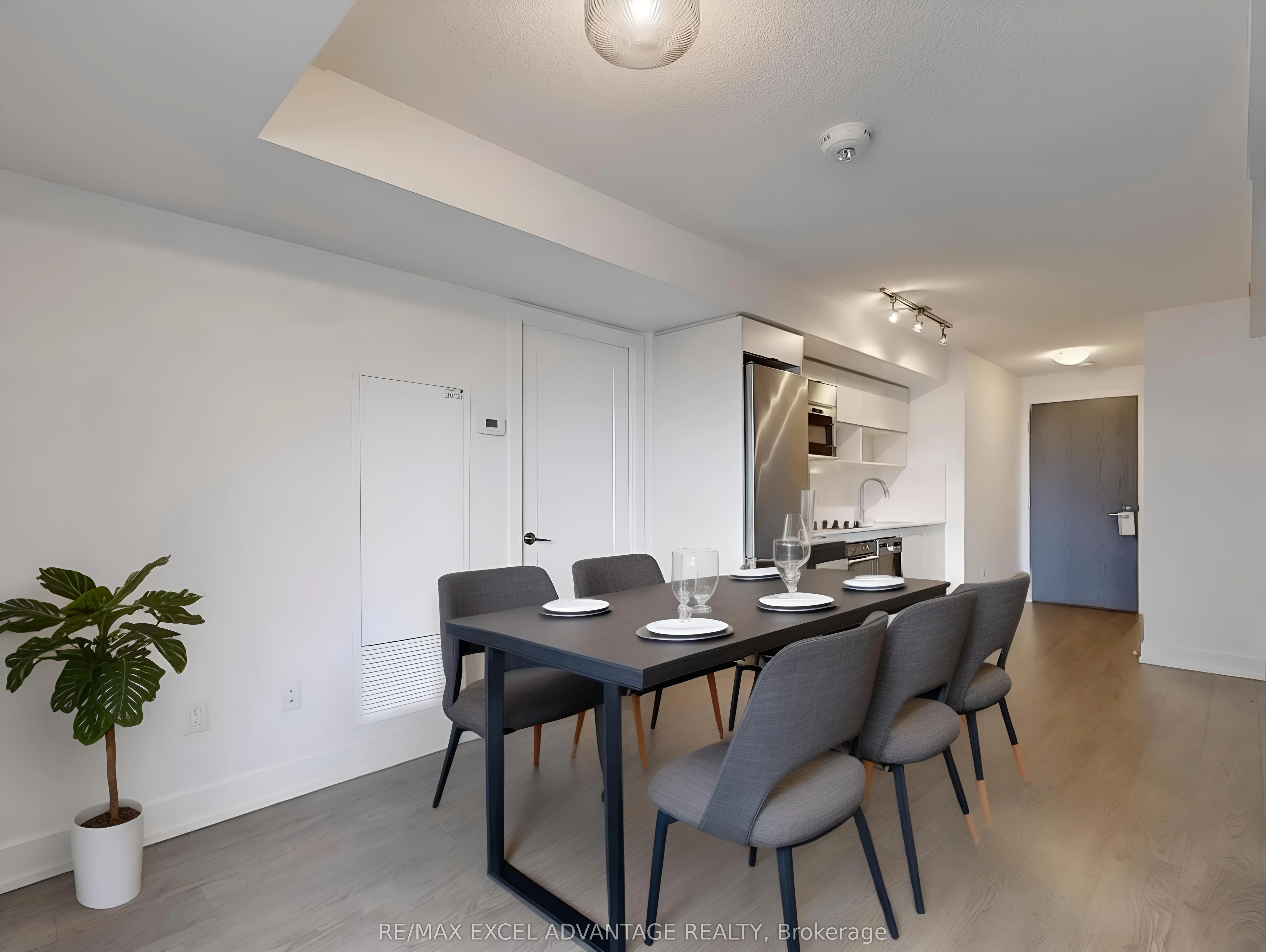 7 Mabelle Avenue, #910