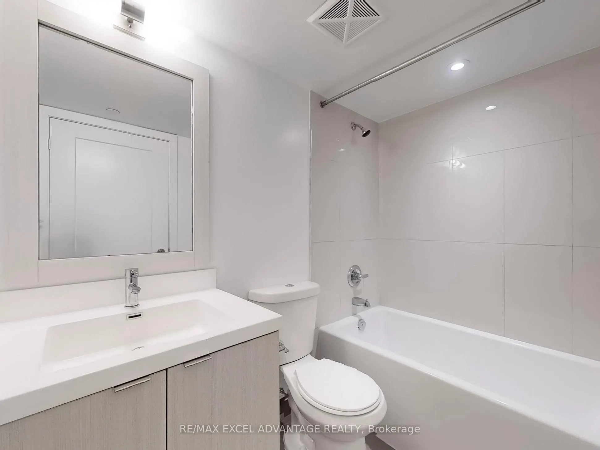 7 Mabelle Avenue, #910