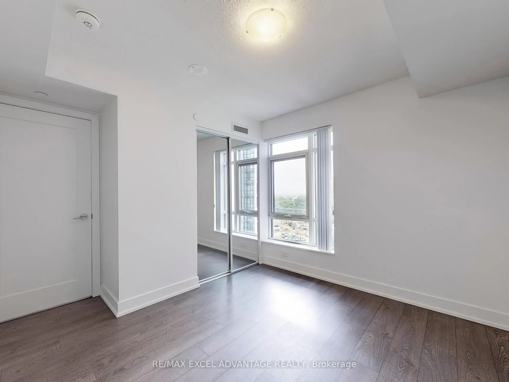 7 Mabelle Avenue, #910