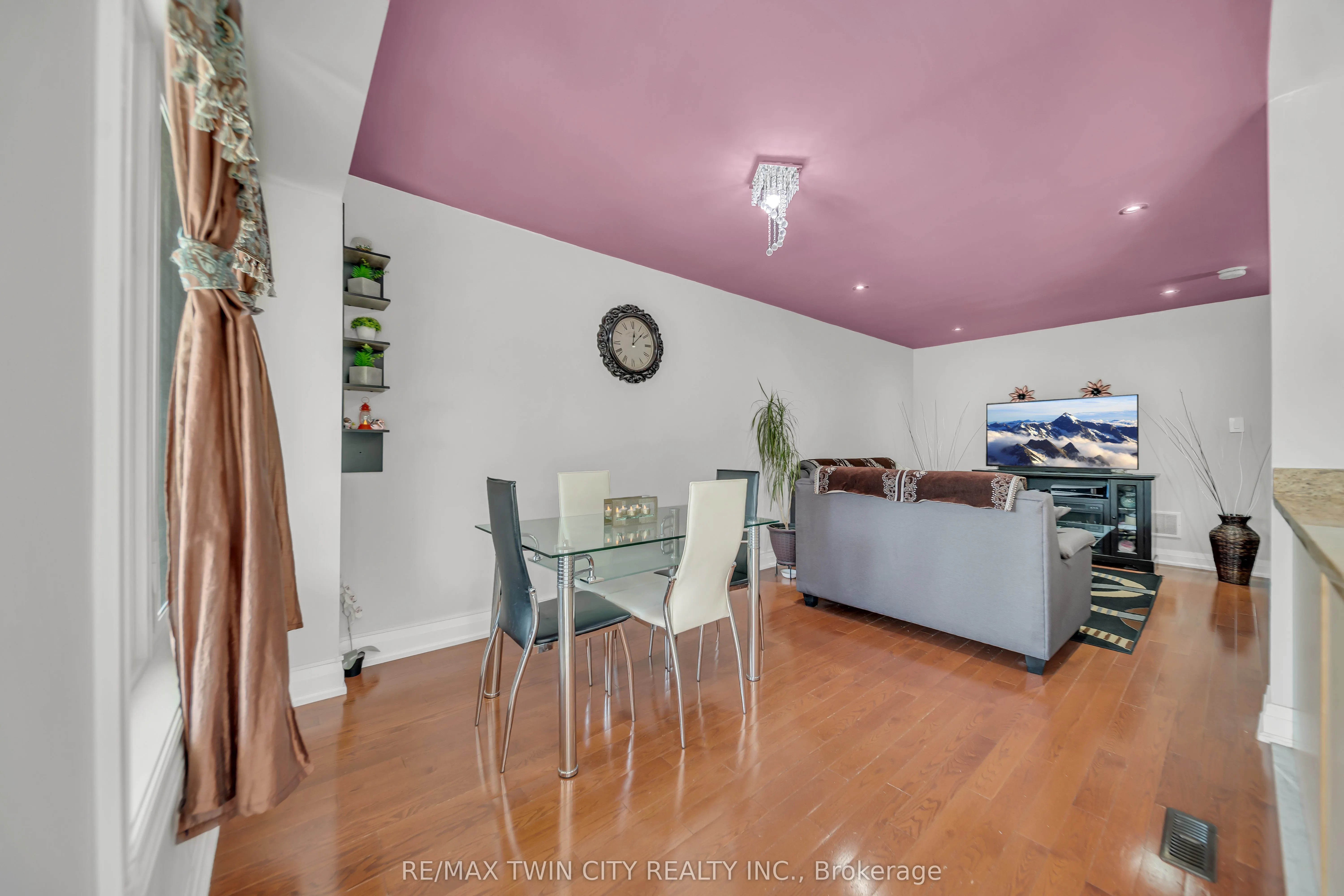 562 Orange Walk Crescent
