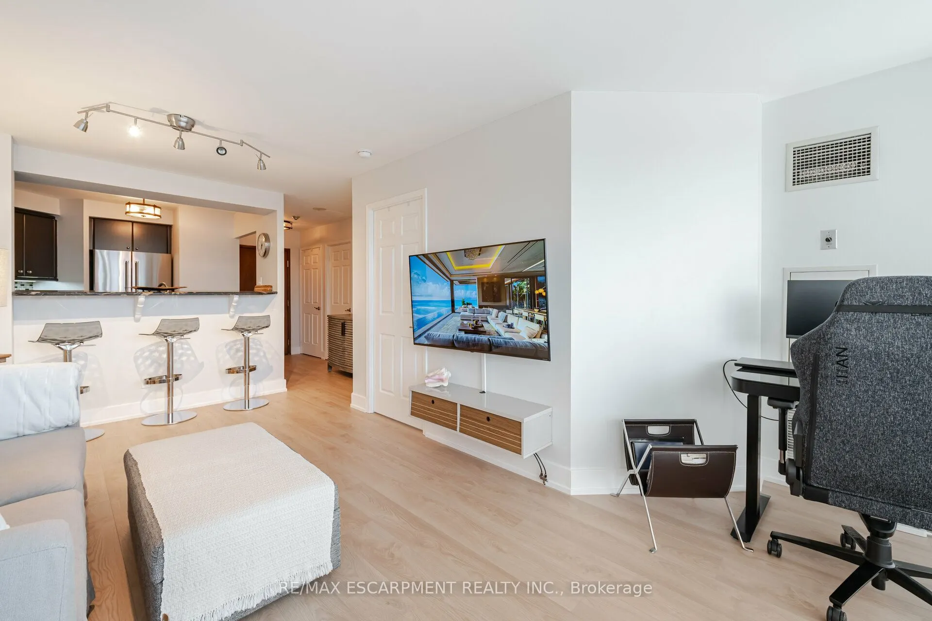 2285 Lake Shore Boulevard W, #207