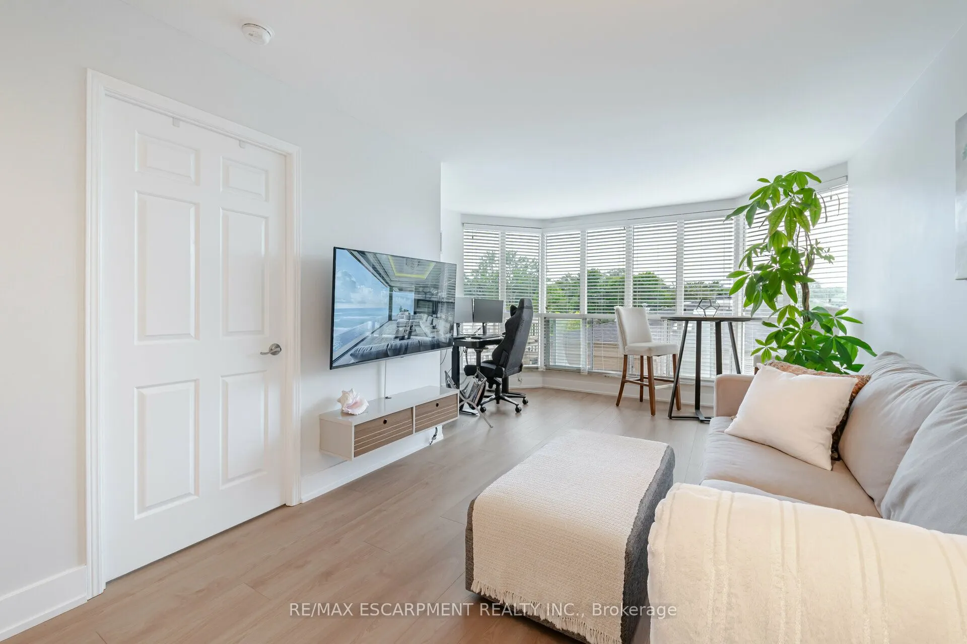 2285 Lake Shore Boulevard W, #207