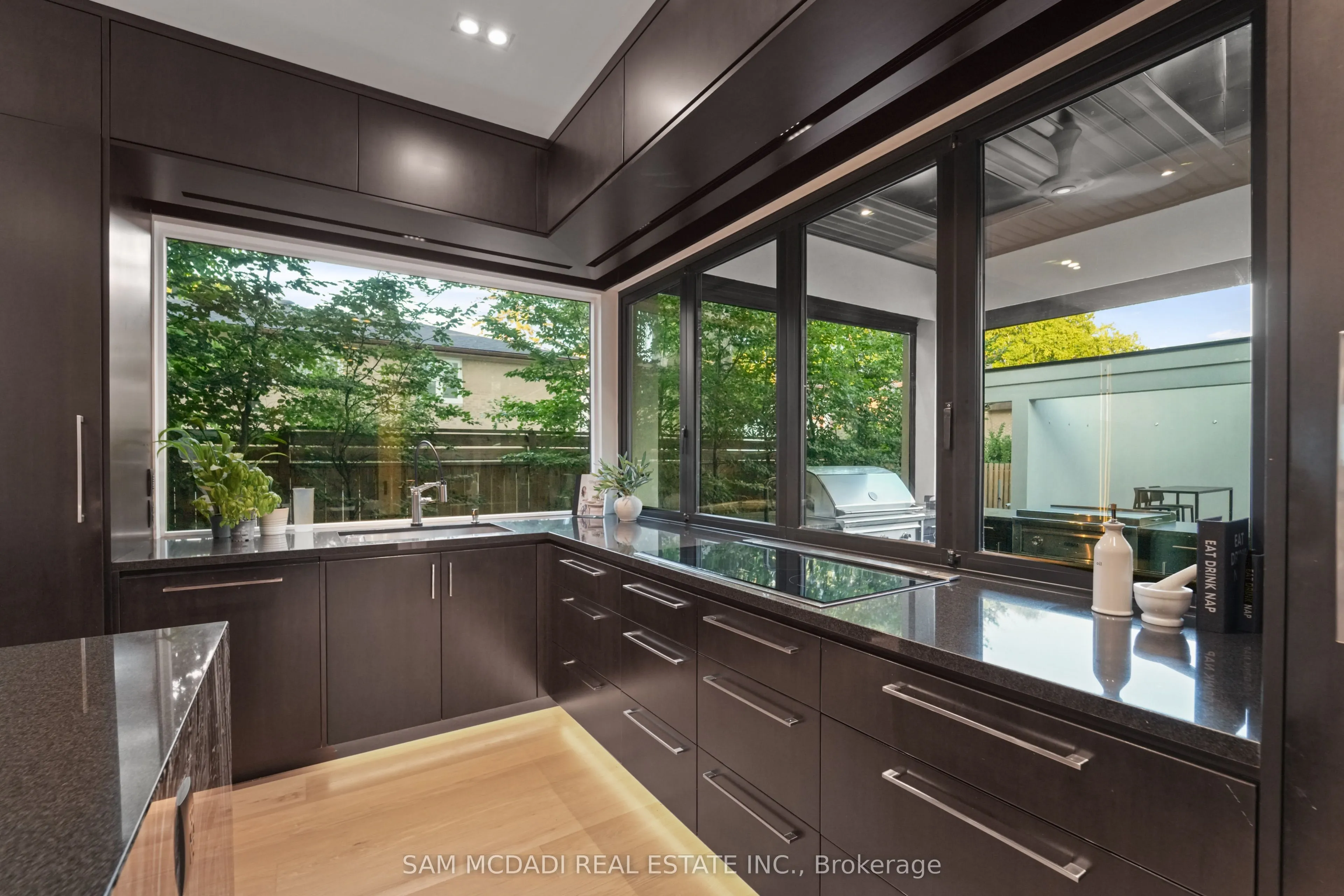 2488 Lakeshore Road E