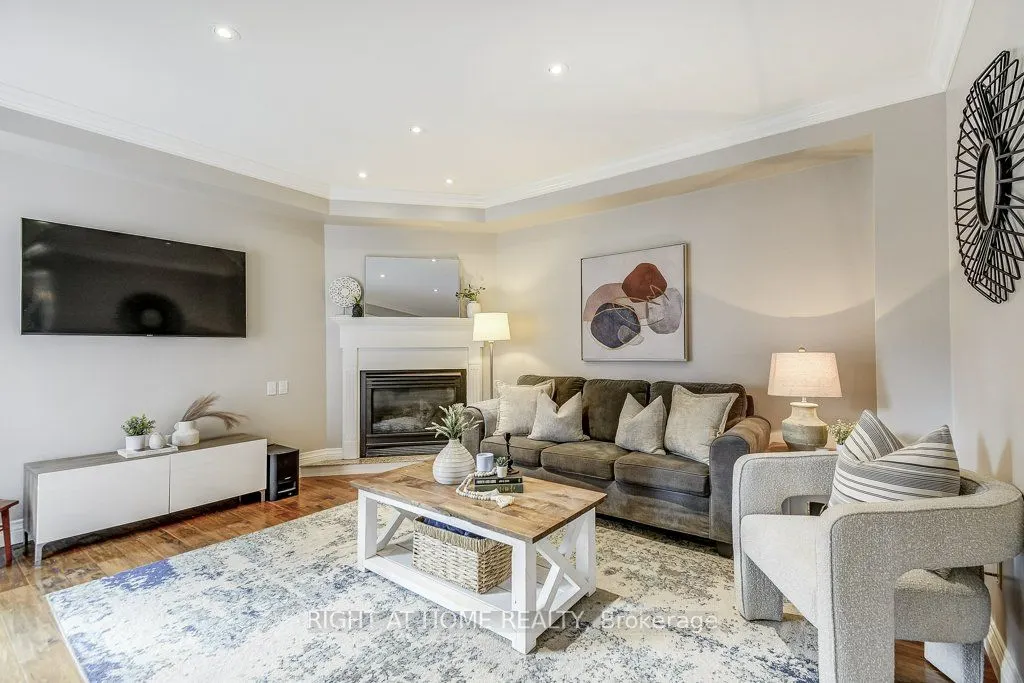 180 Queen Street W