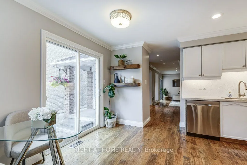 180 Queen Street W