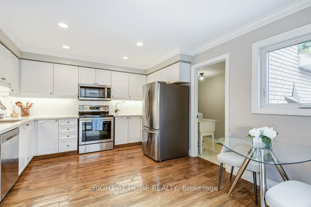 180 Queen Street W