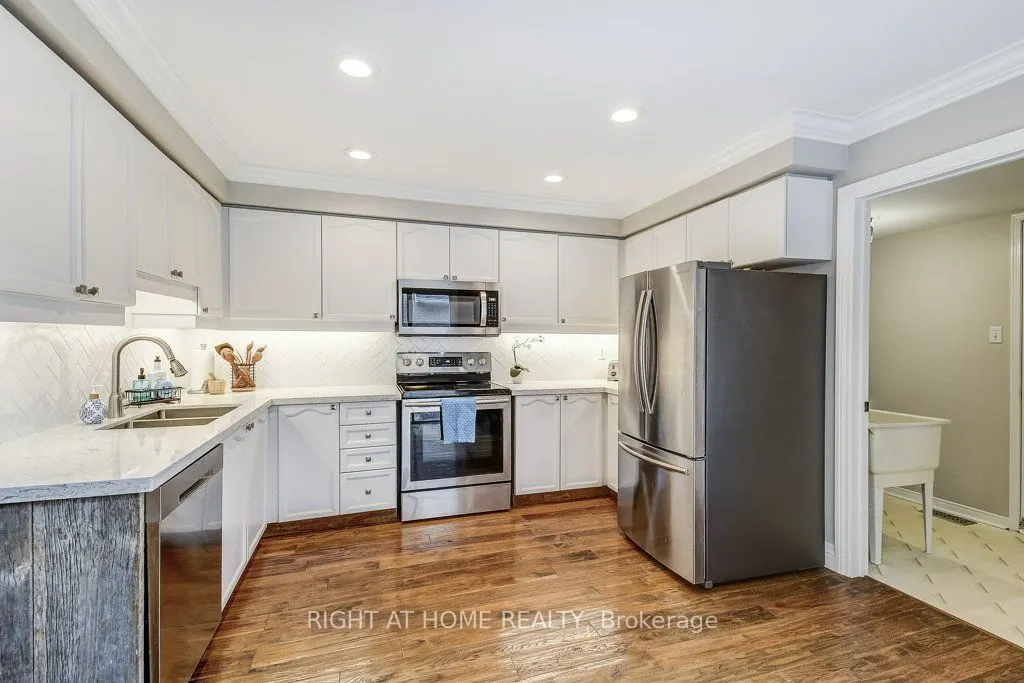 180 Queen Street W
