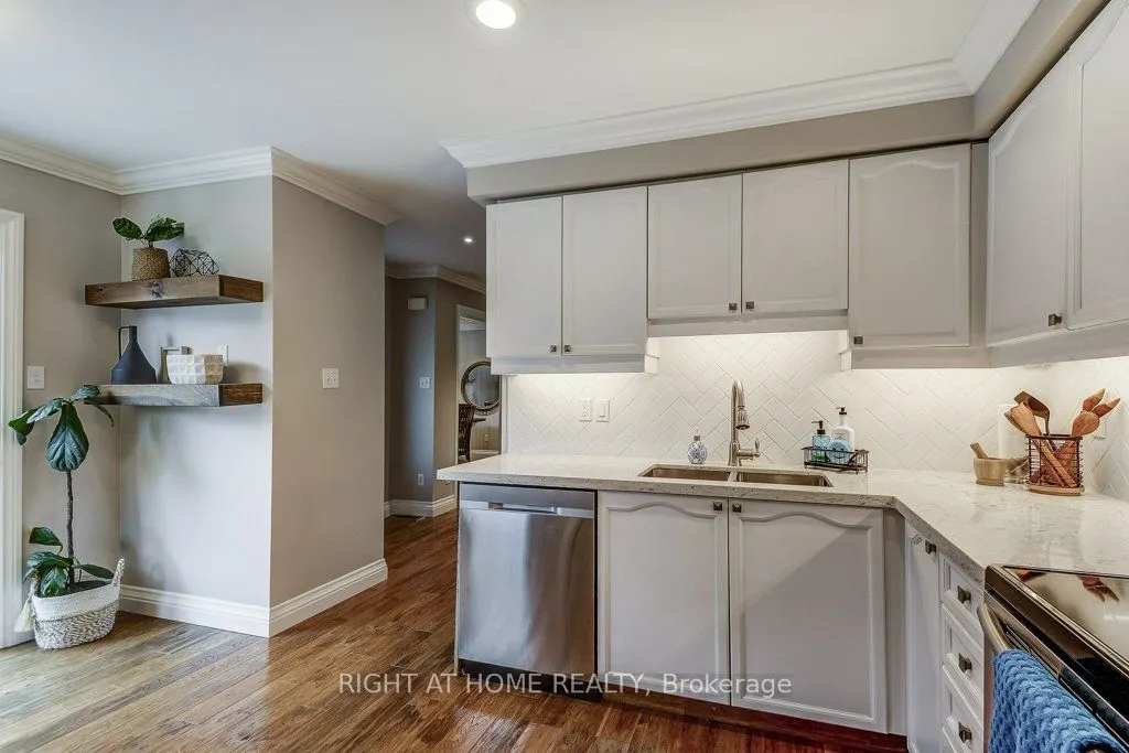 180 Queen Street W