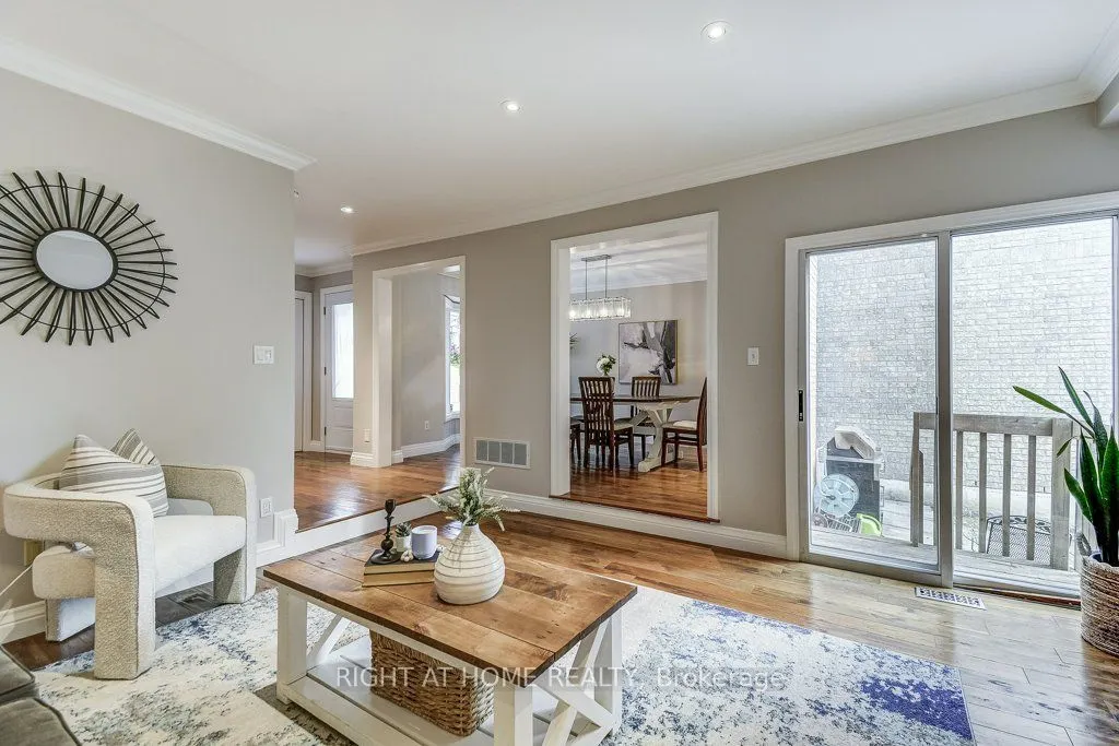 180 Queen Street W