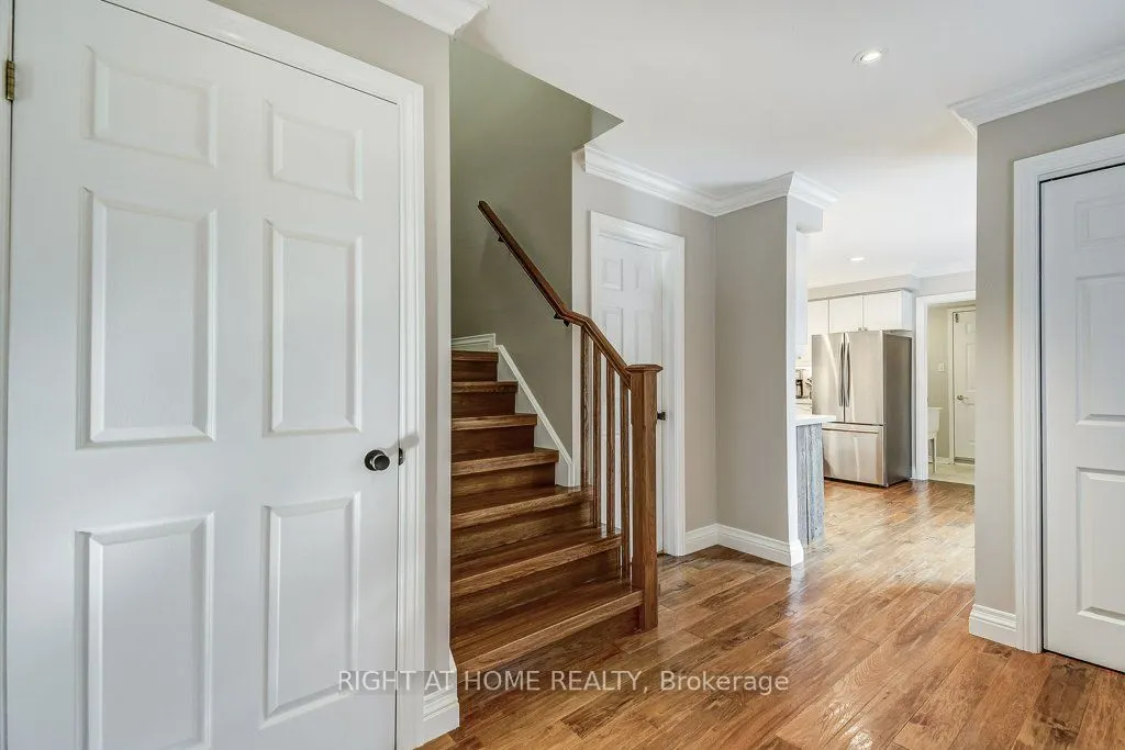 180 Queen Street W