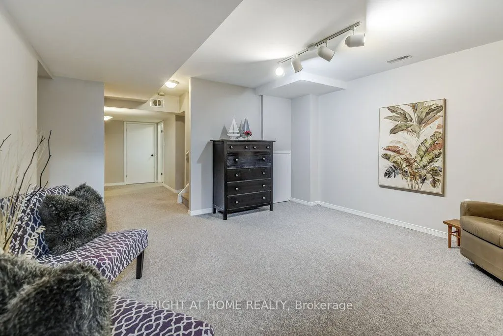 180 Queen Street W