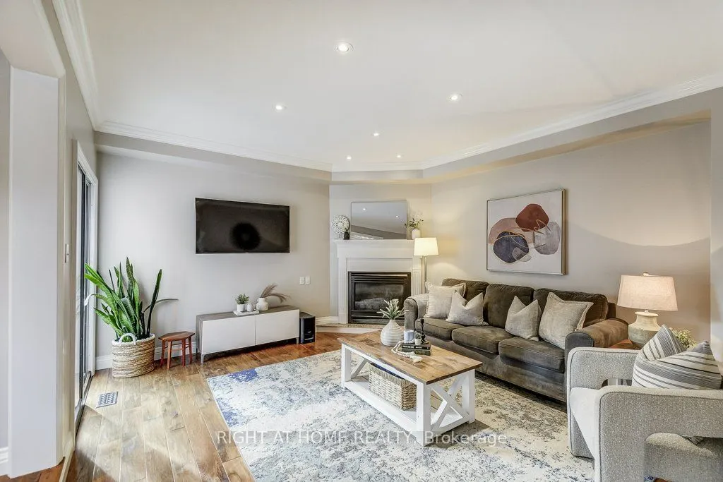 180 Queen Street W
