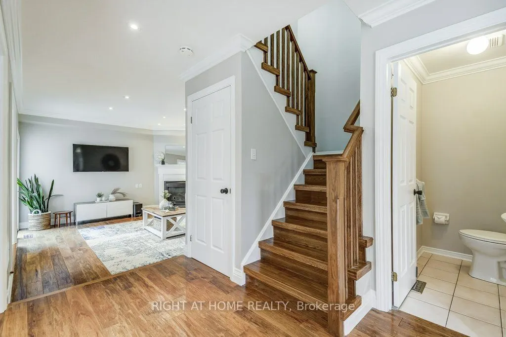 180 Queen Street W