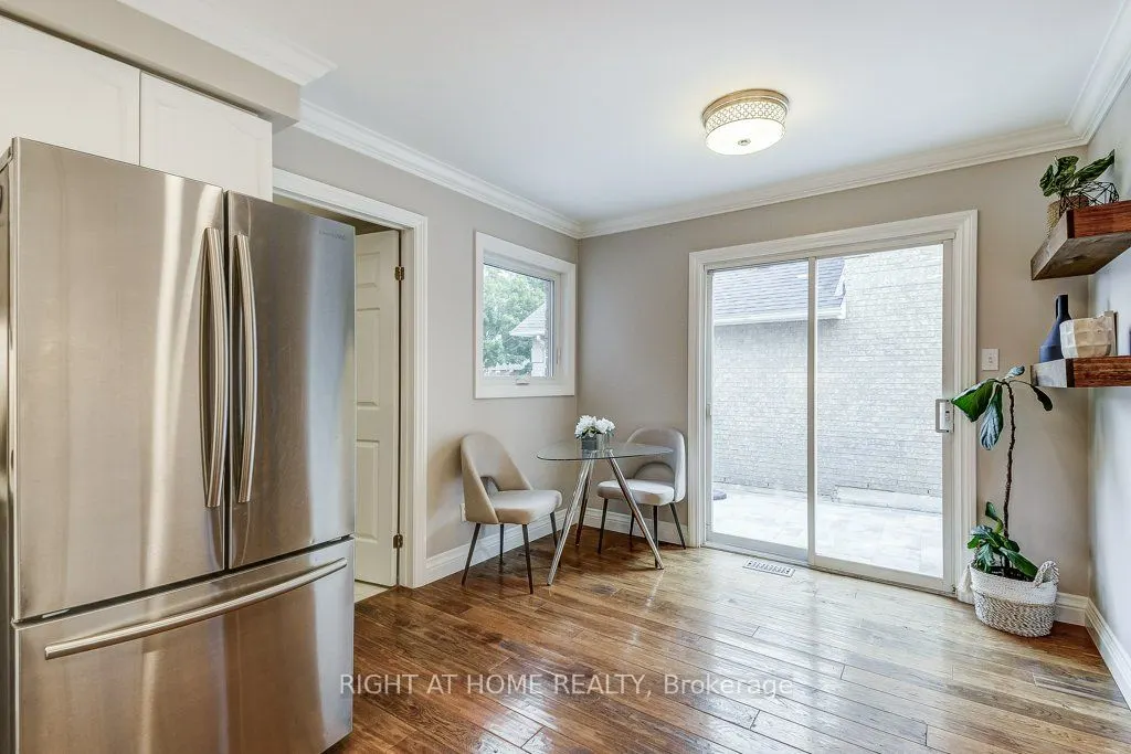 180 Queen Street W