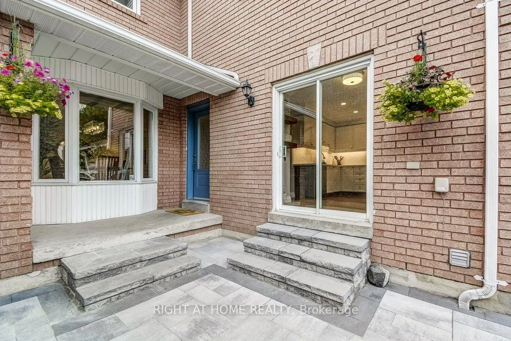 180 Queen Street W