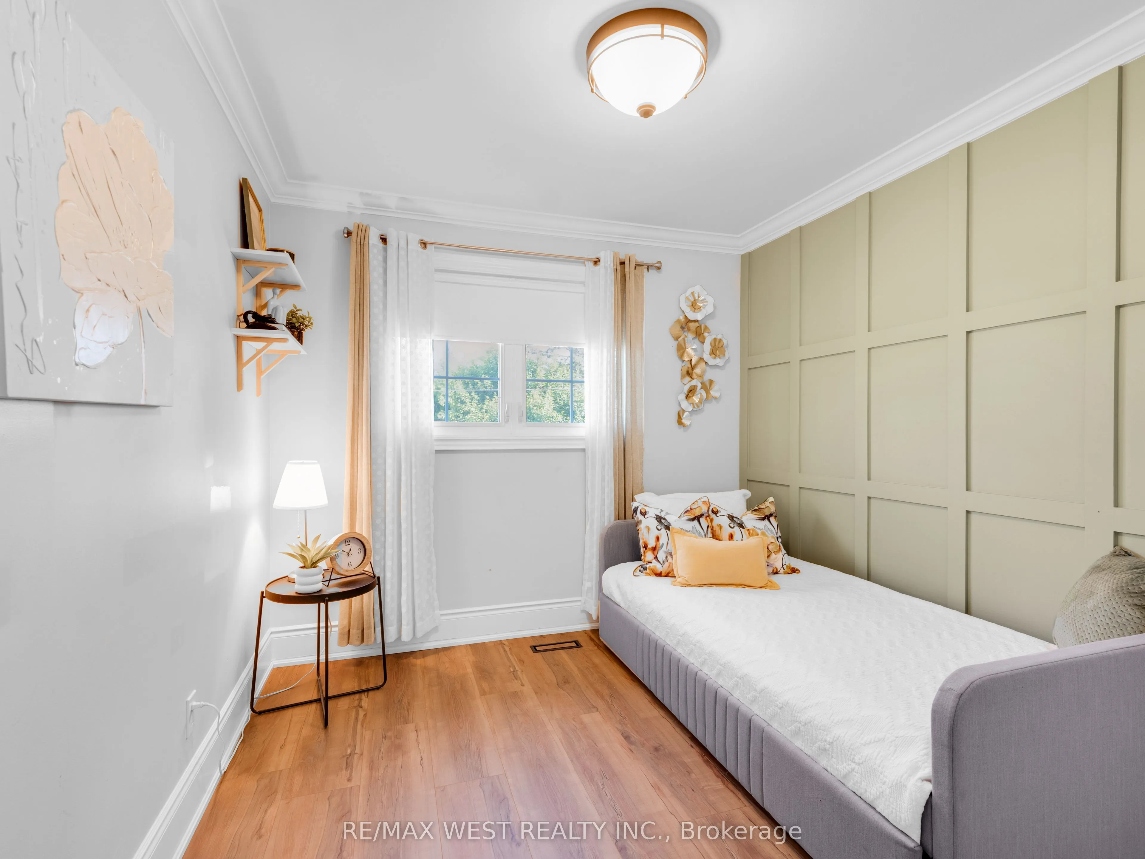 149 Ellwood Drive W