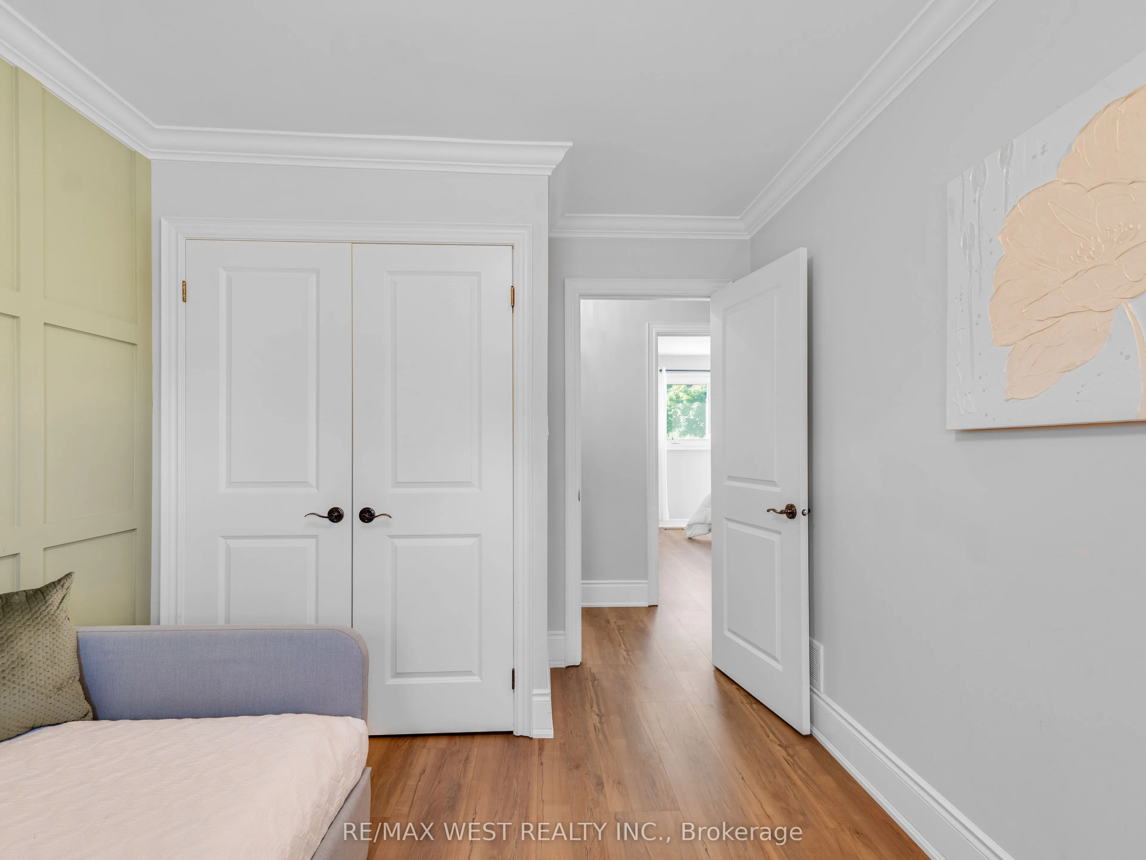 149 Ellwood Drive W