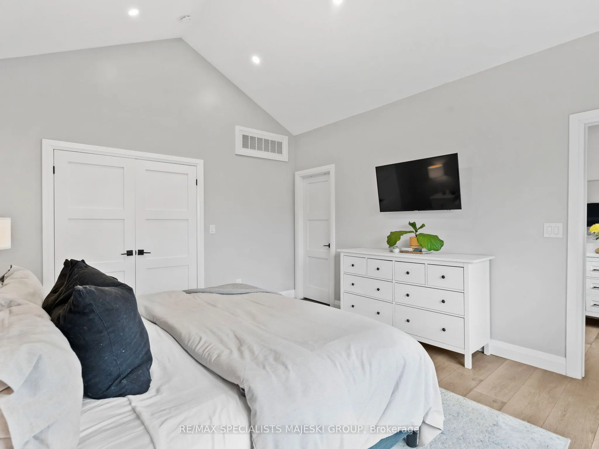 211 Alderbrae Avenue