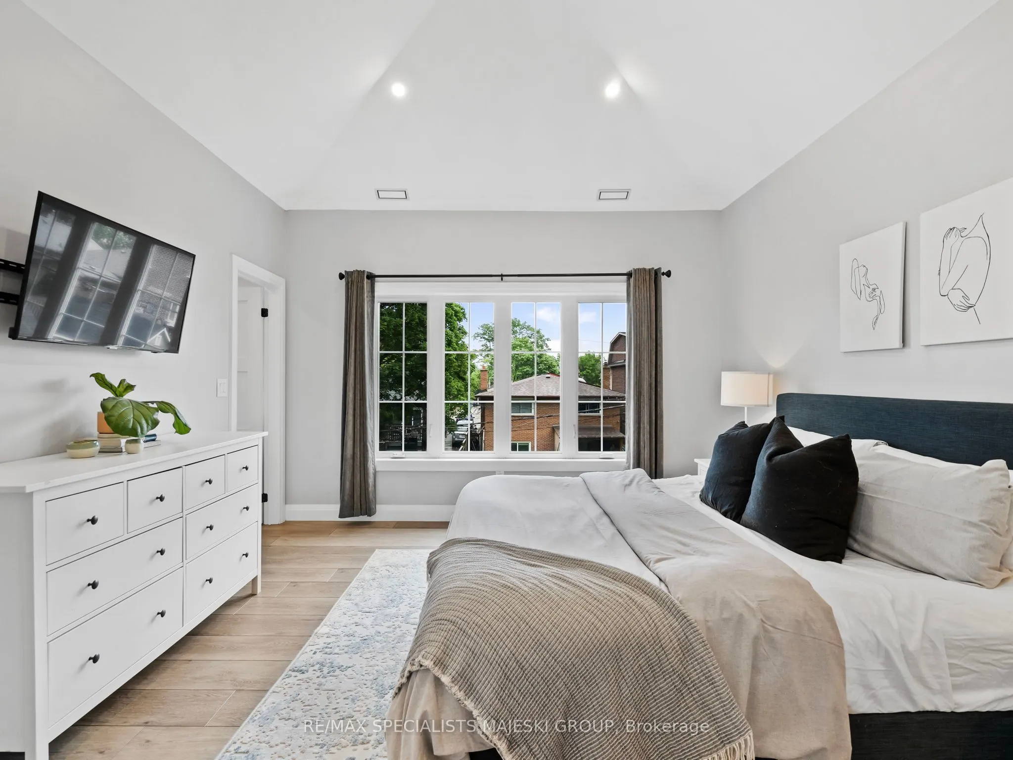 211 Alderbrae Avenue