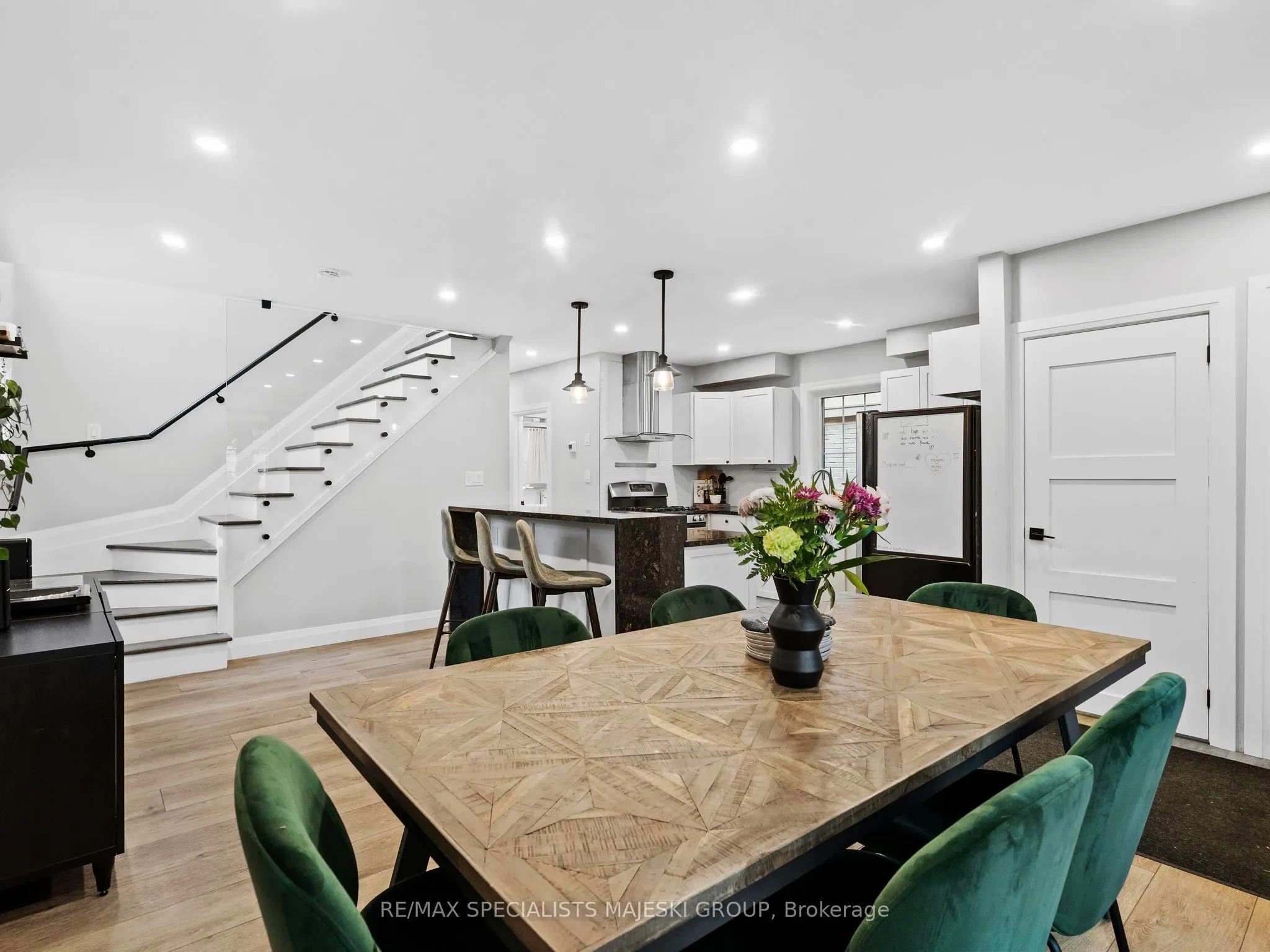 211 Alderbrae Avenue