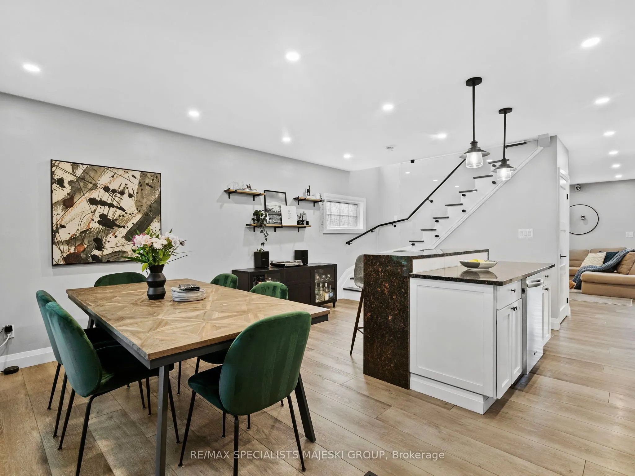211 Alderbrae Avenue