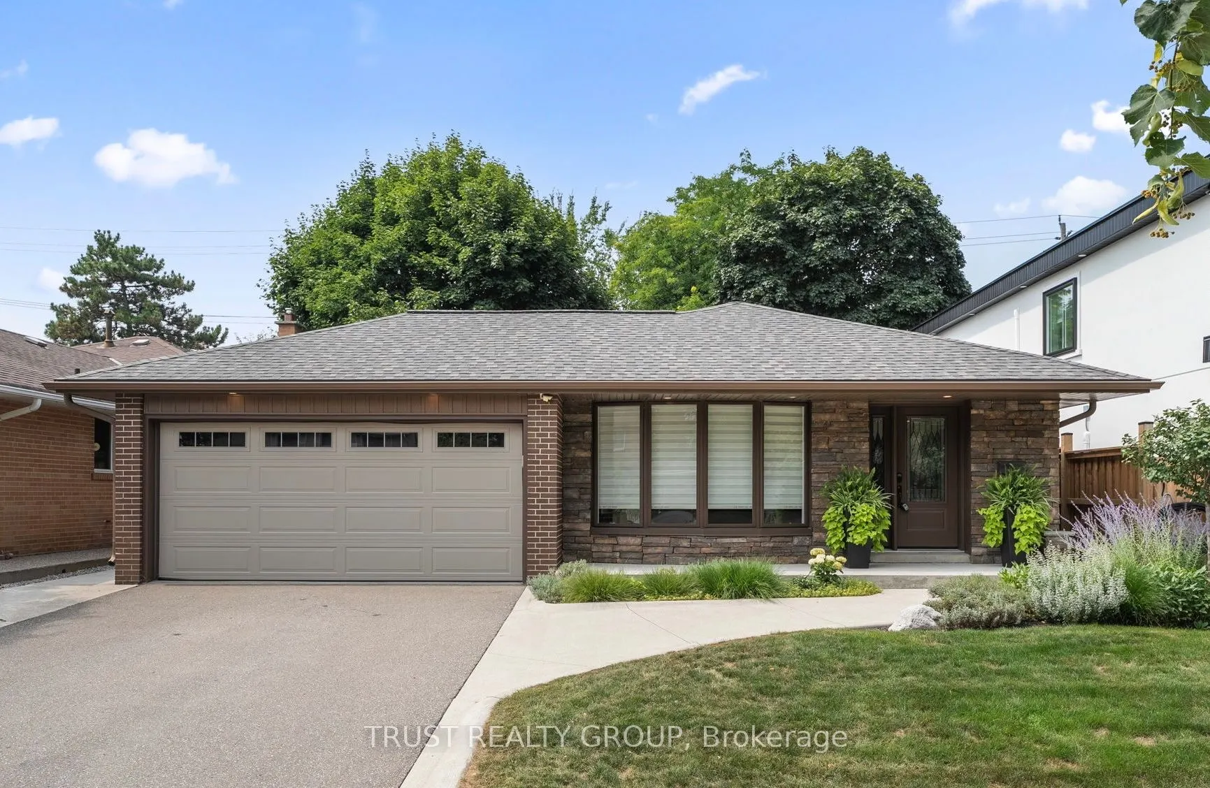 18 Deanecrest Road
