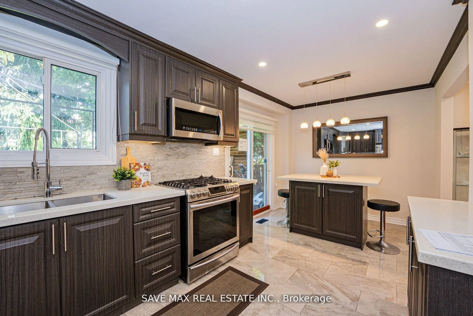3158 Keynes Crescent