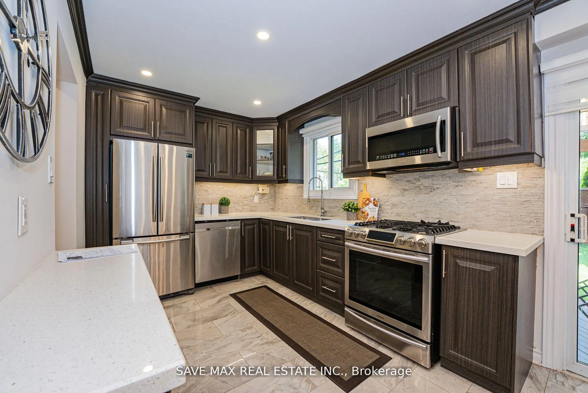 3158 Keynes Crescent