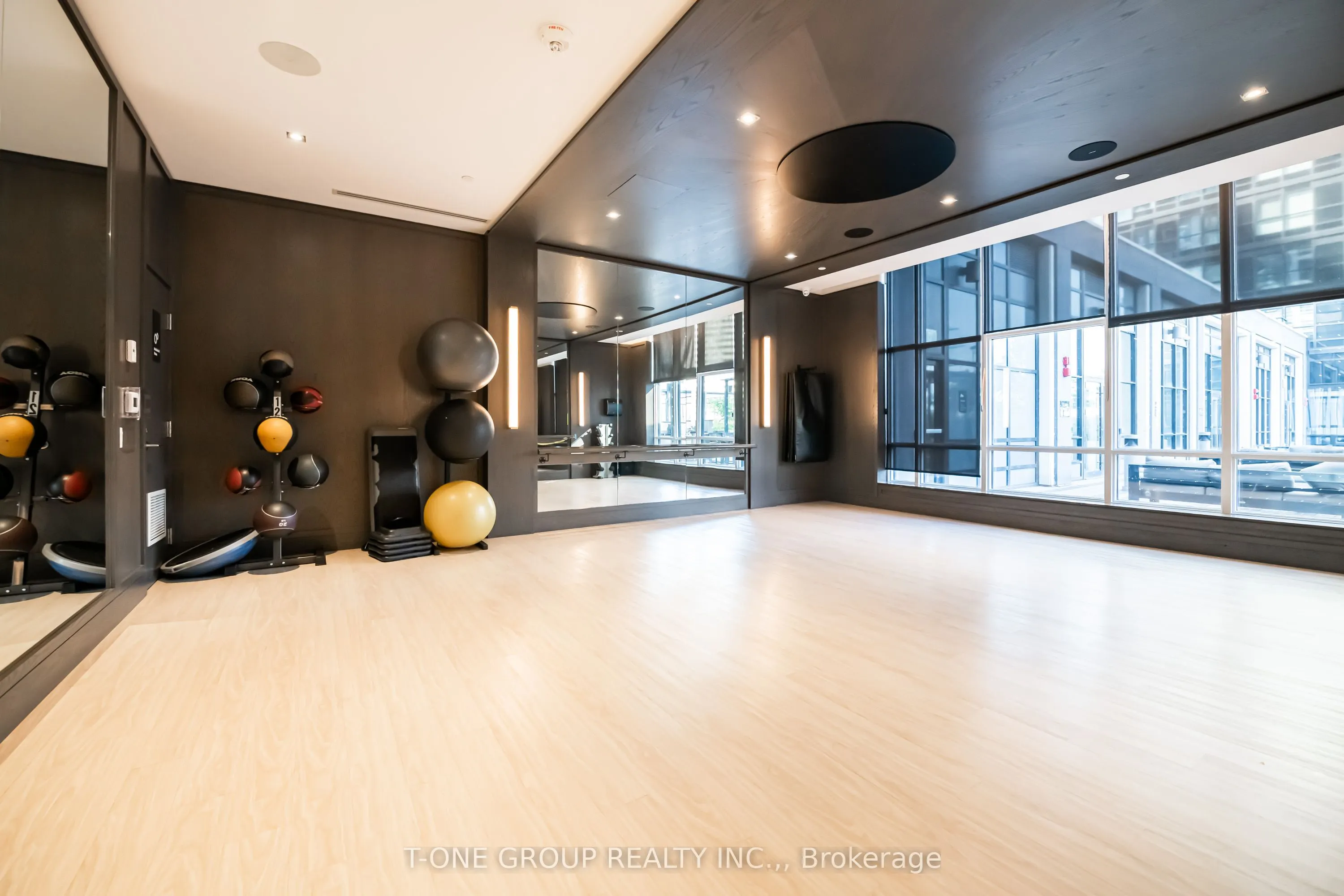 5 Mabelle Avenue, #1428
