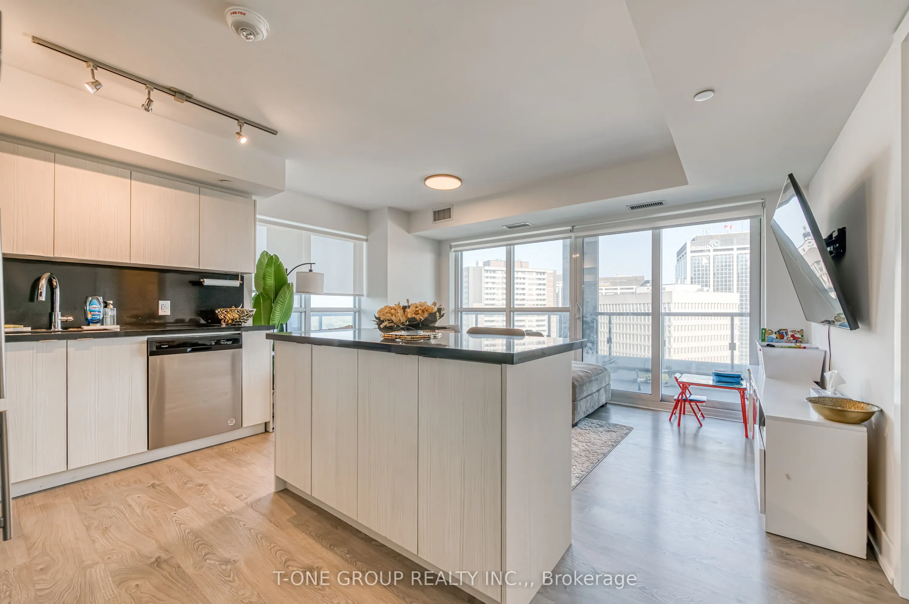 5 Mabelle Avenue, #1428