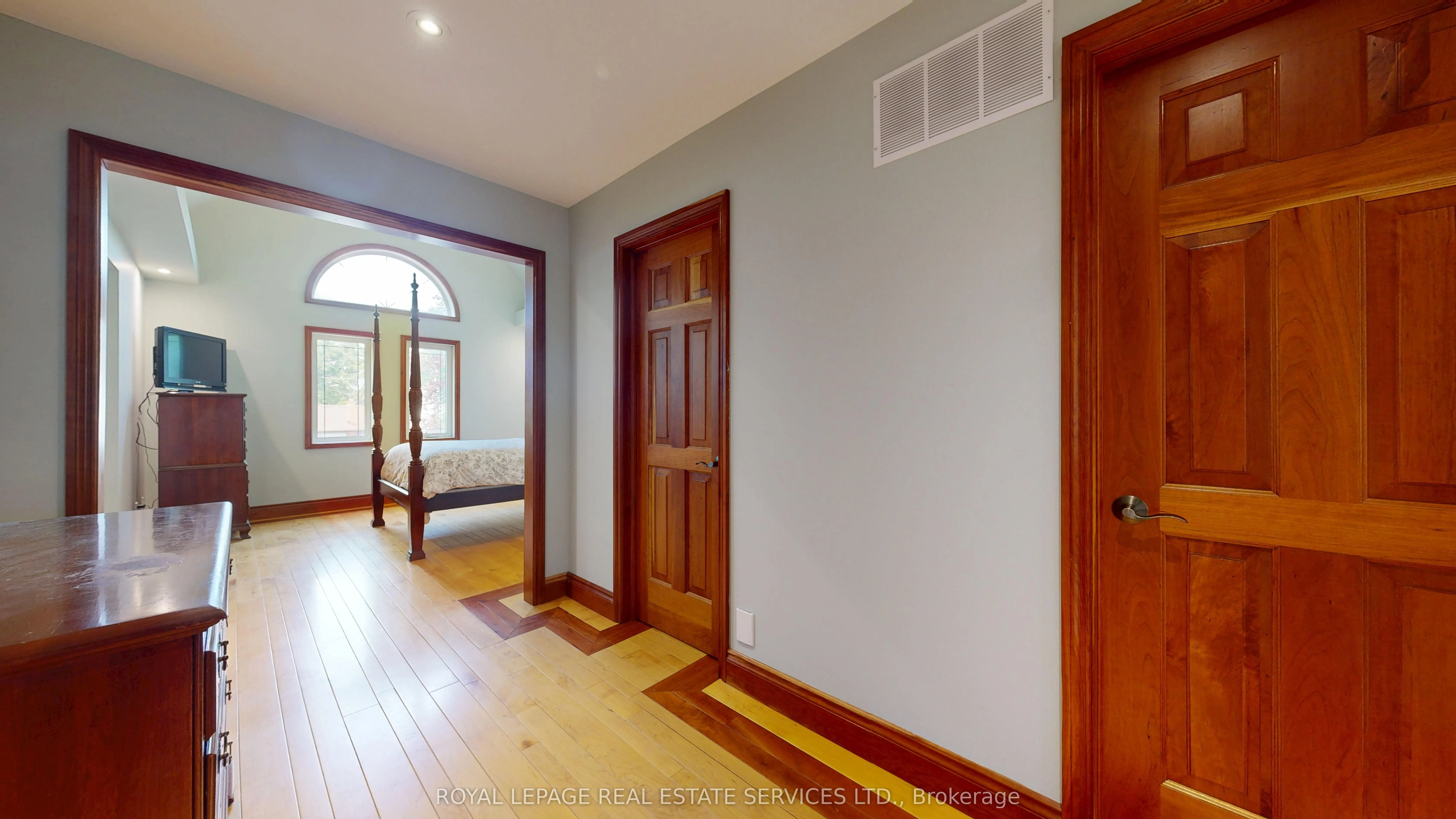 105 Botfield Avenue