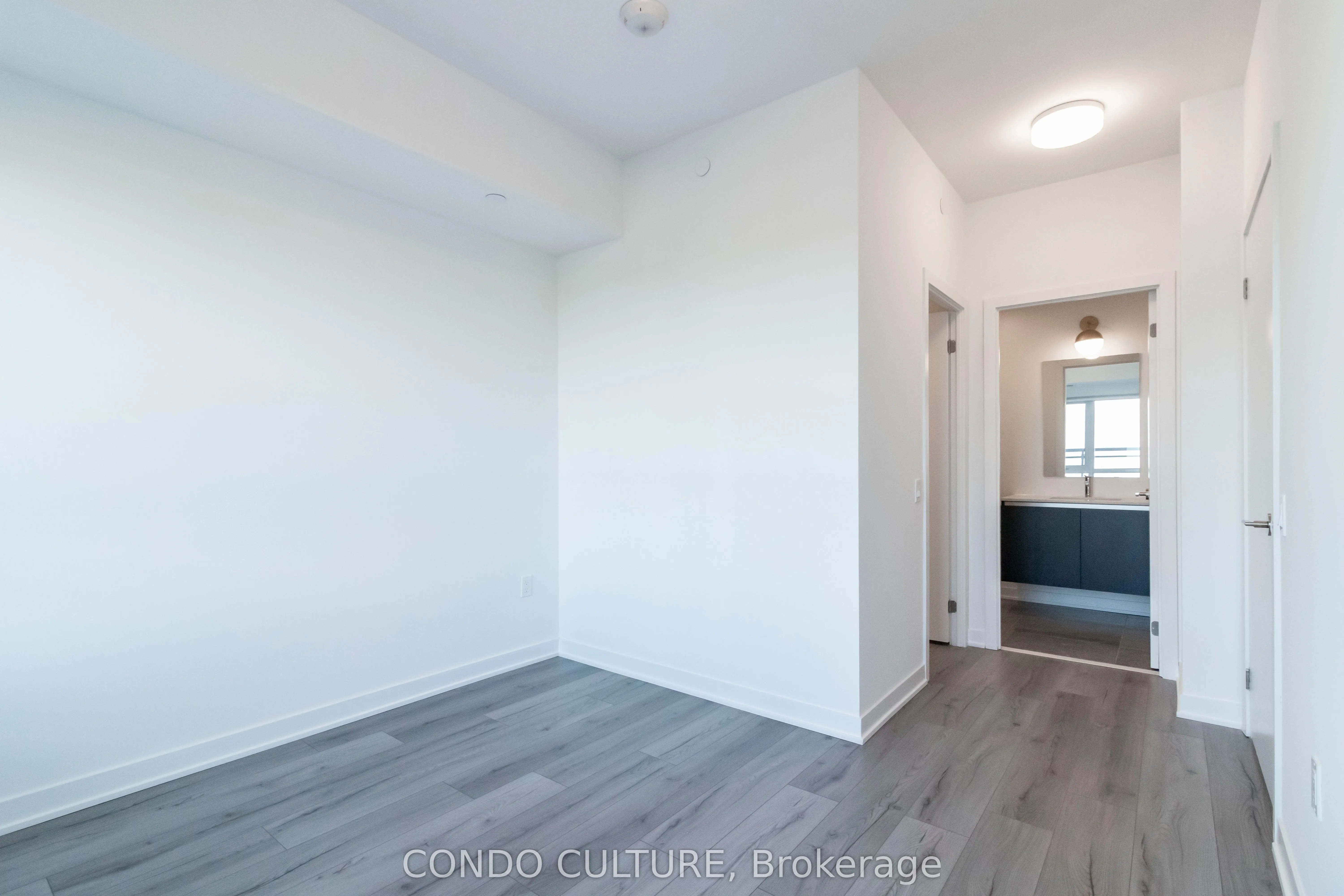395 Dundas Street W, #608