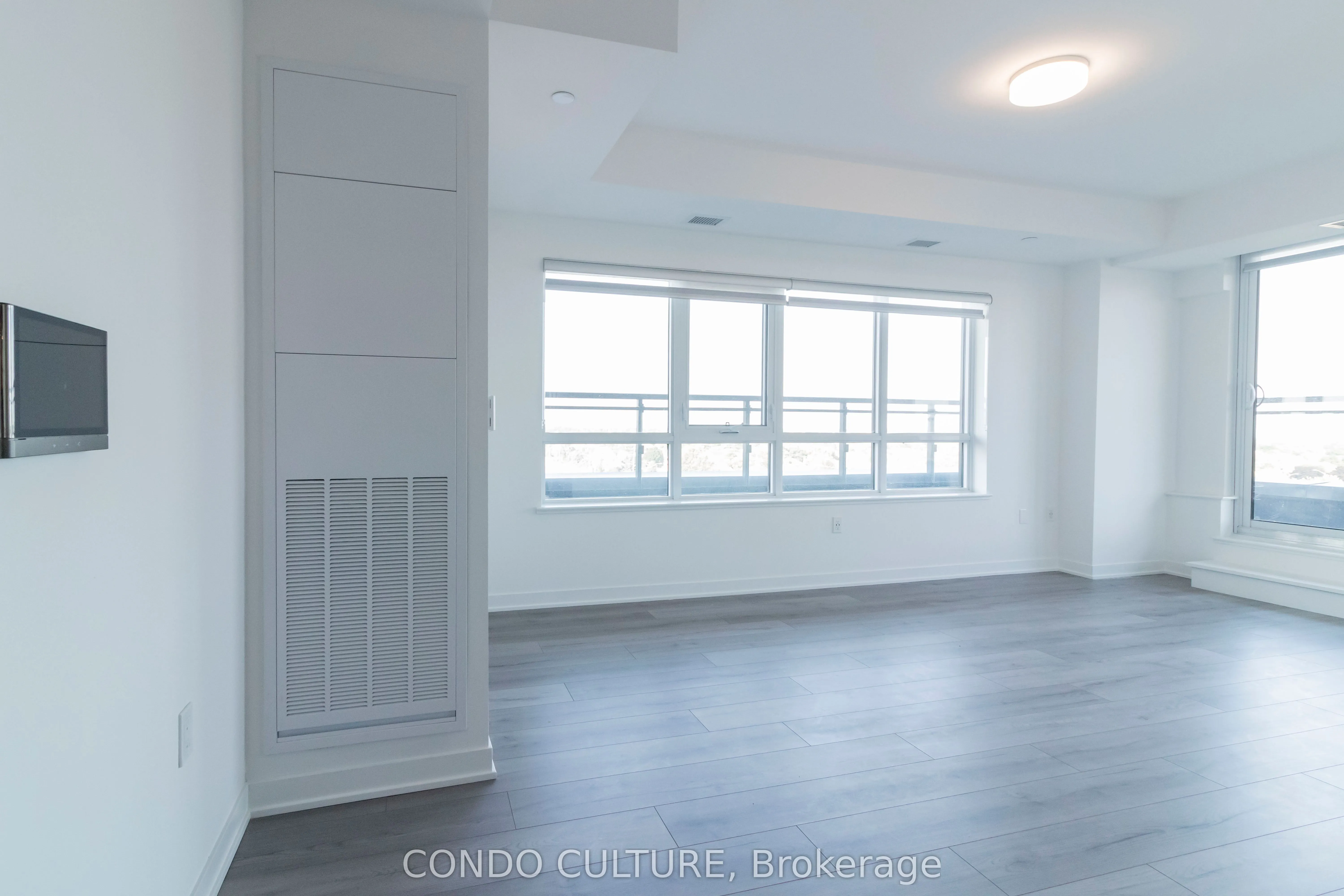 395 Dundas Street W, #608