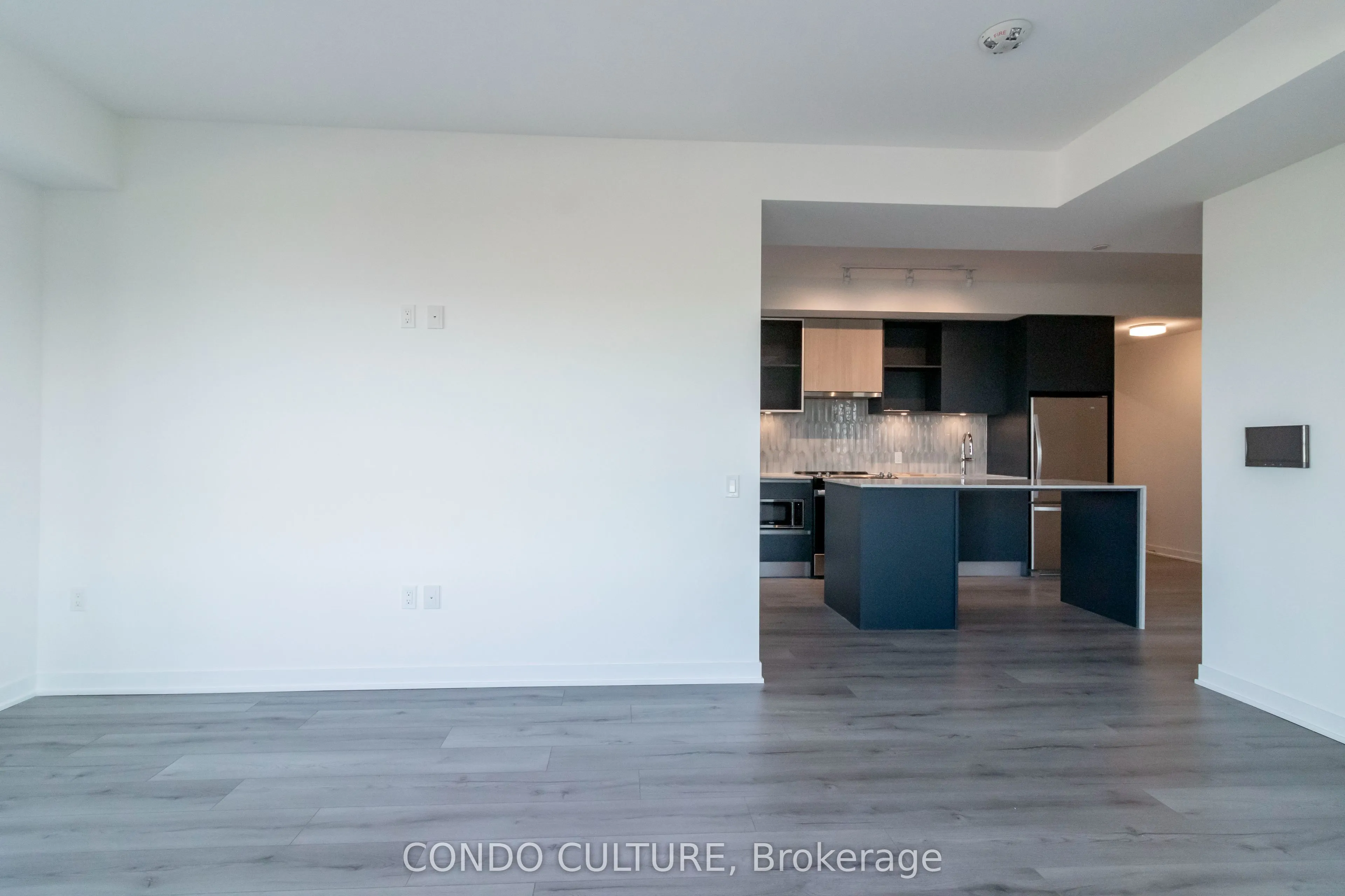 395 Dundas Street W, #608