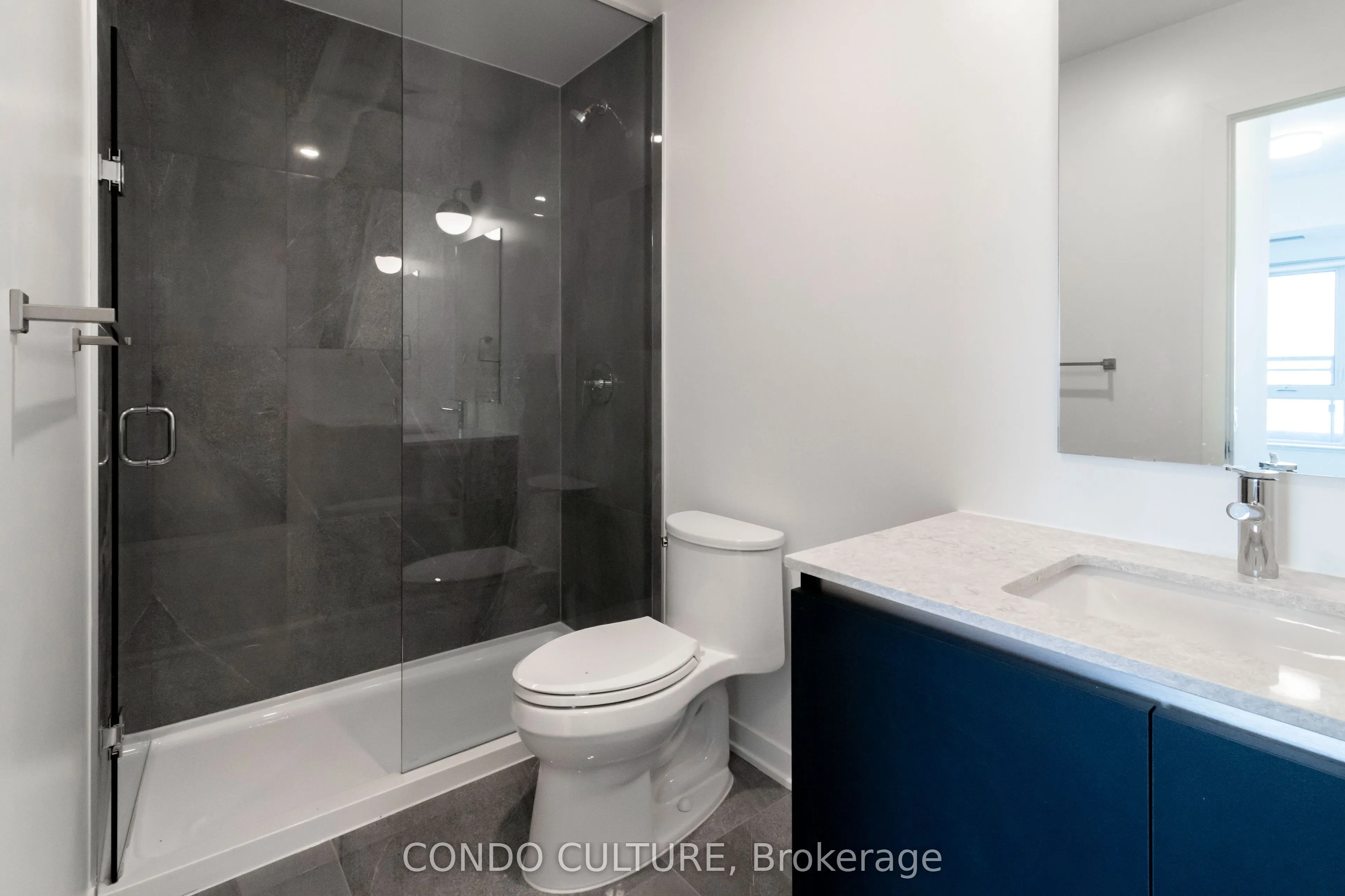 395 Dundas Street W, #608