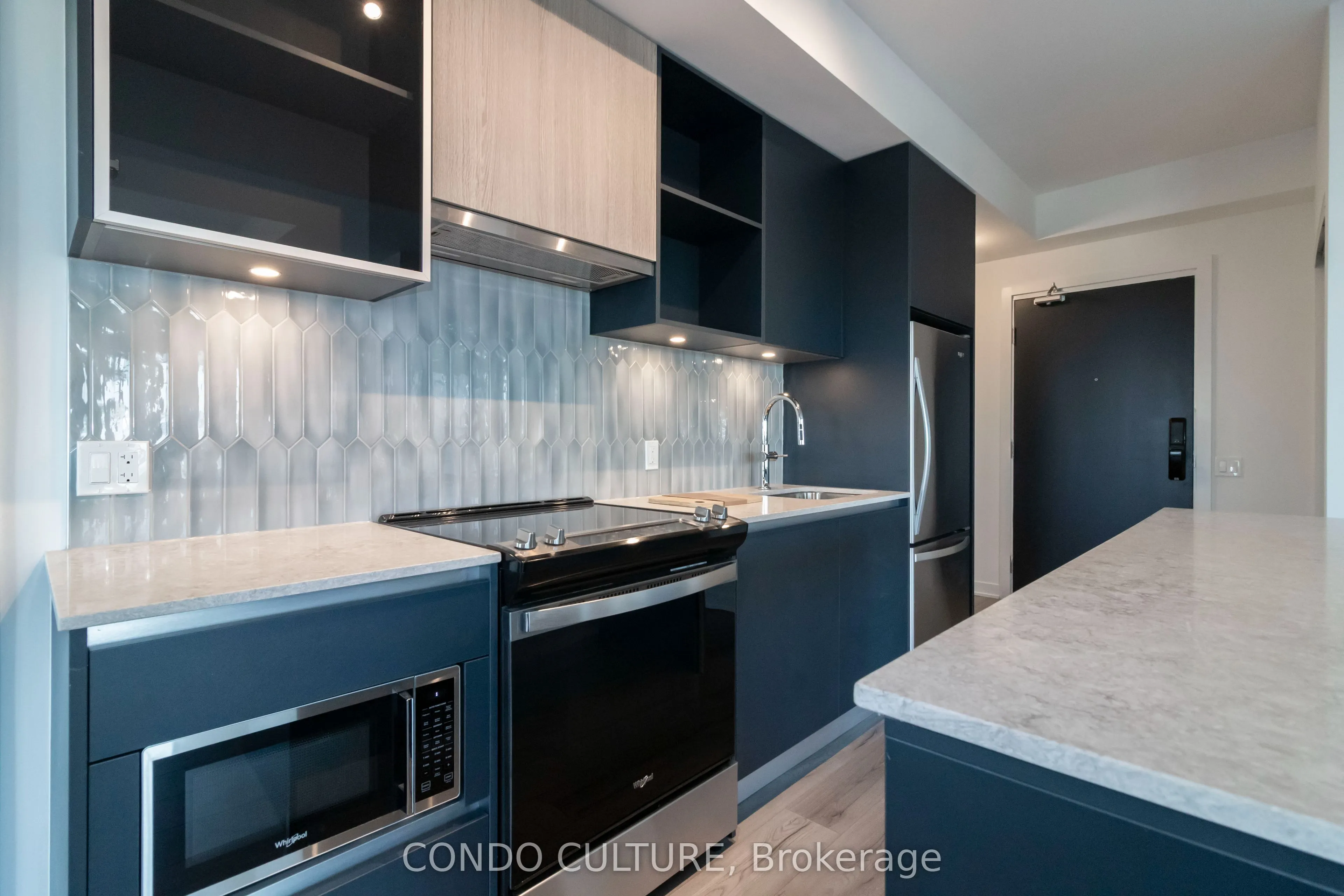 395 Dundas Street W, #608