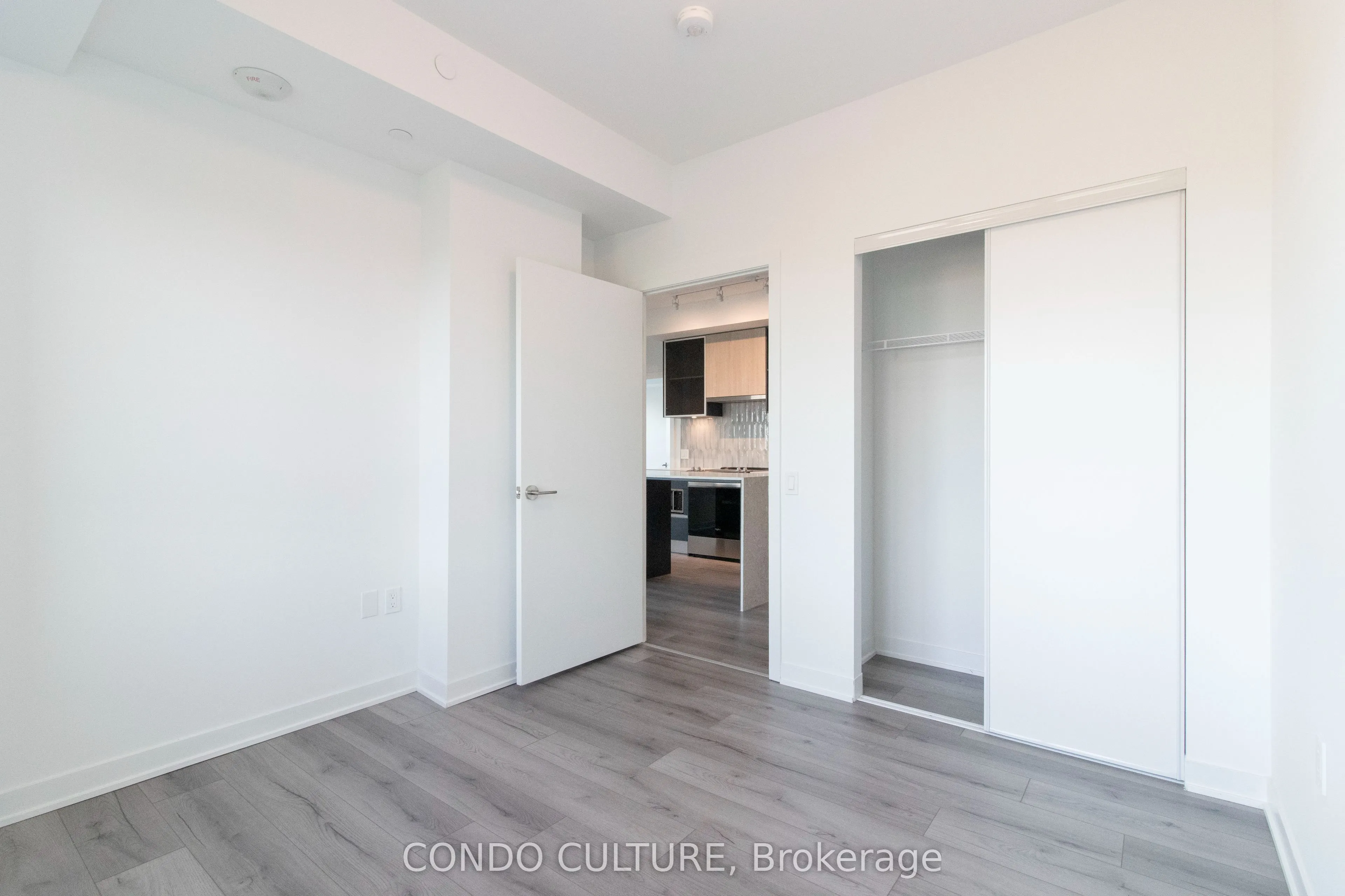 395 Dundas Street W, #608