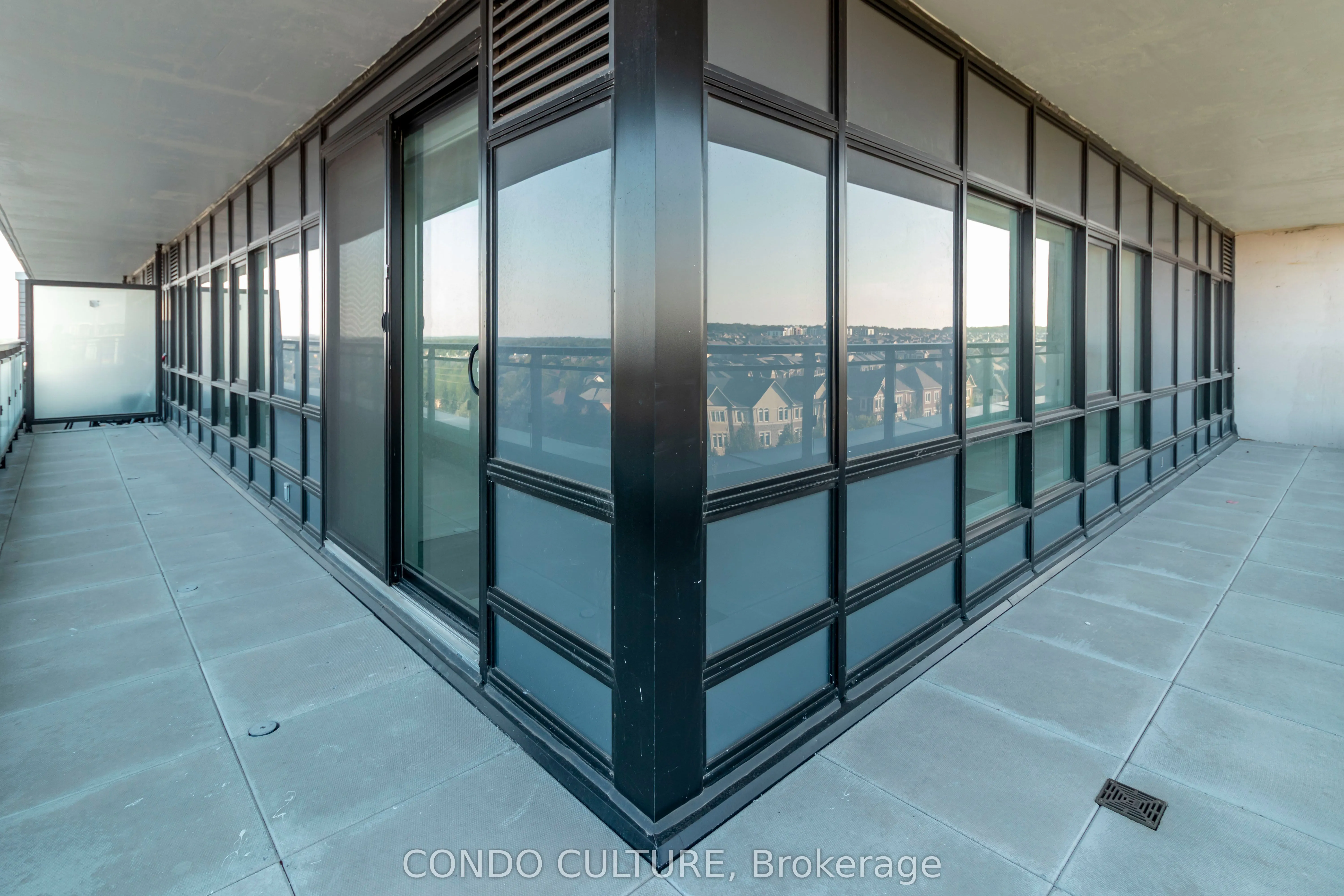 395 Dundas Street W, #608