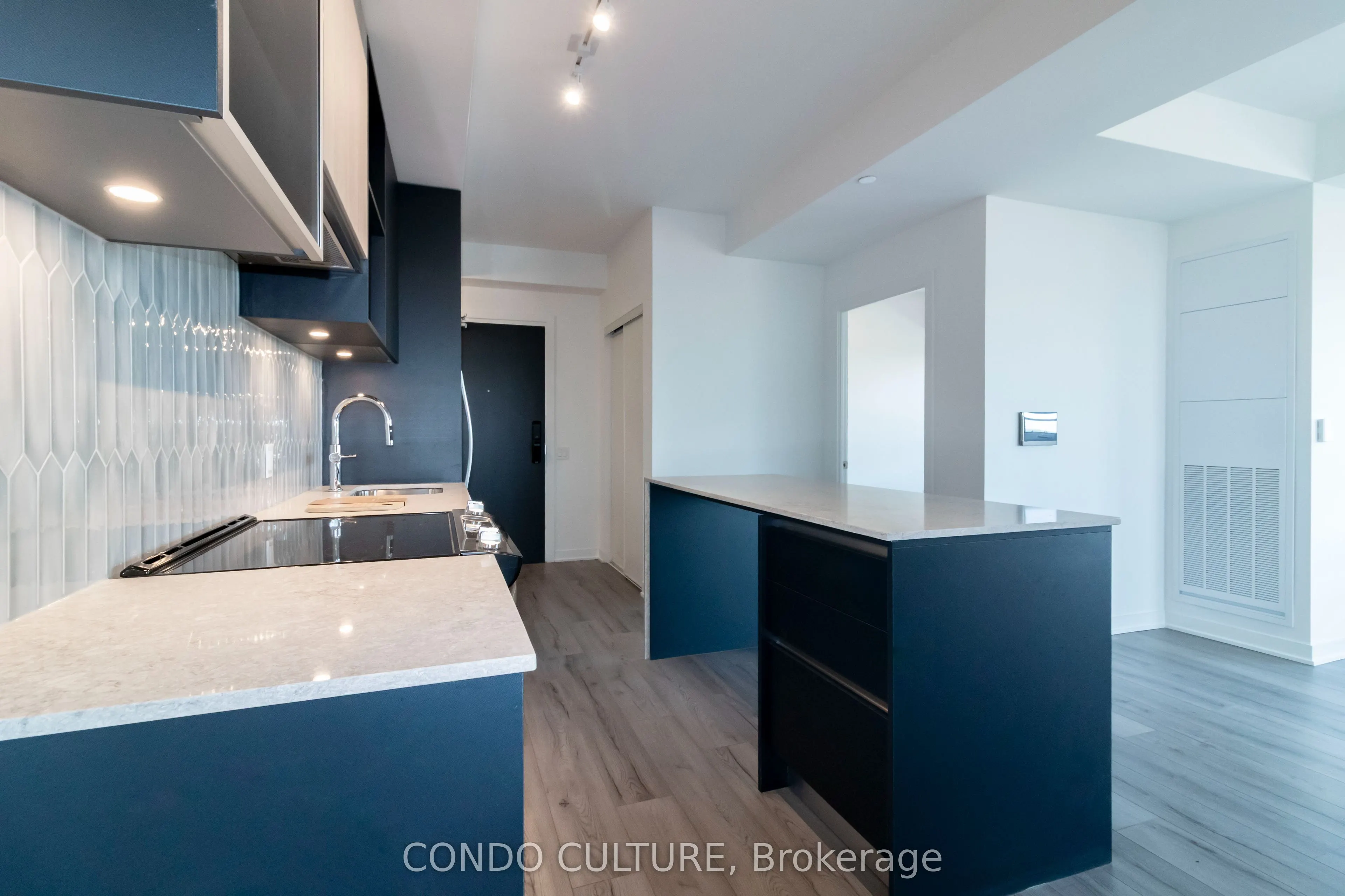 395 Dundas Street W, #608