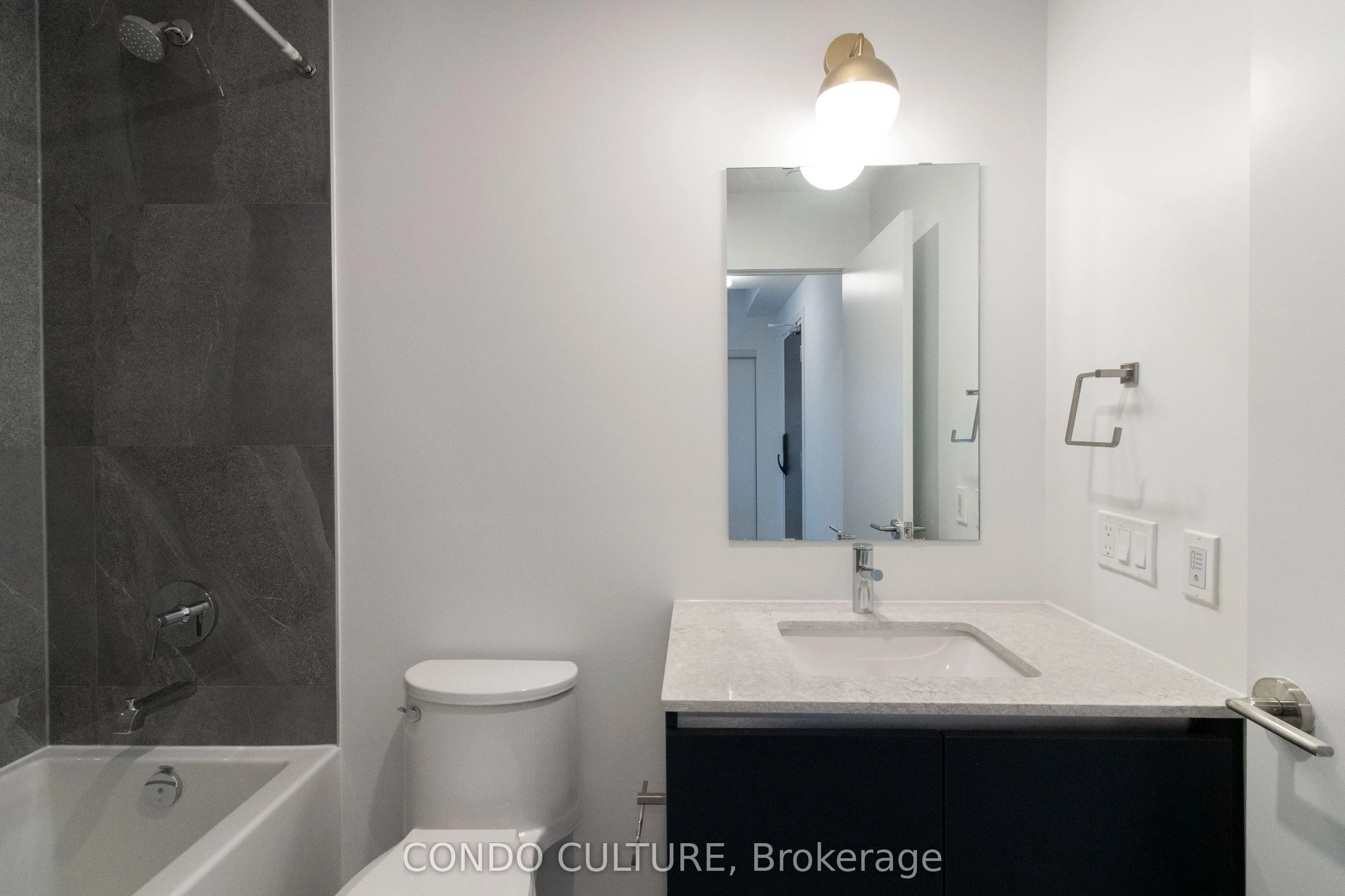 395 Dundas Street W, #608