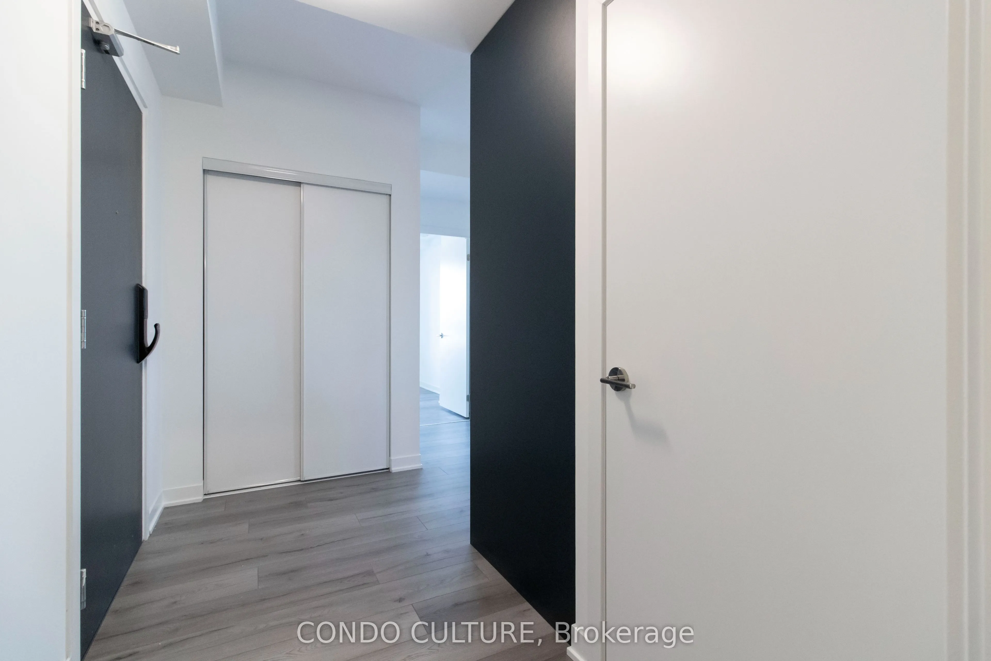 395 Dundas Street W, #608