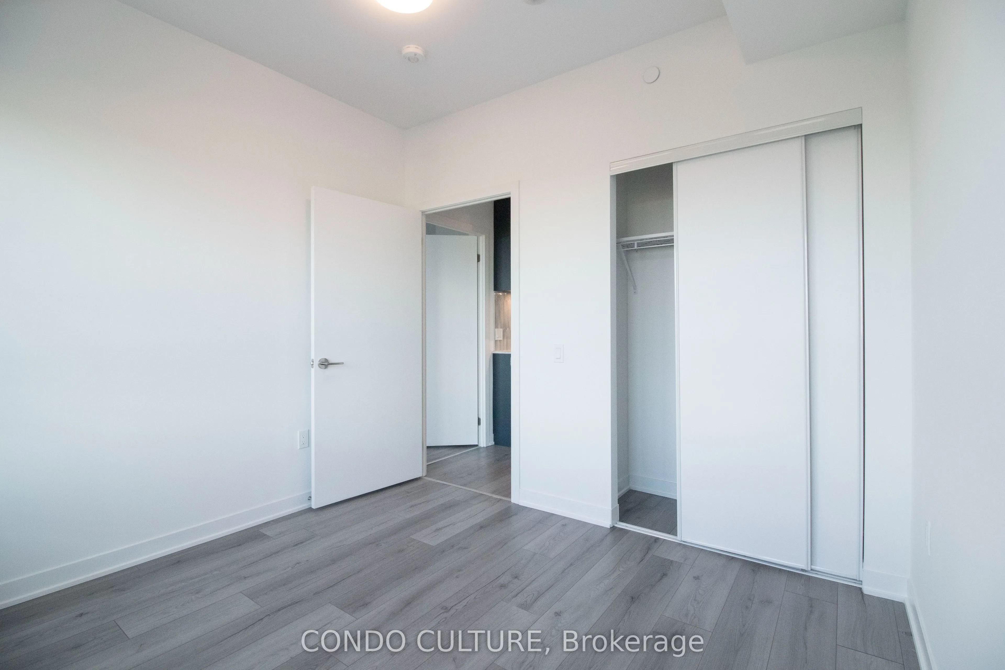 395 Dundas Street W, #608