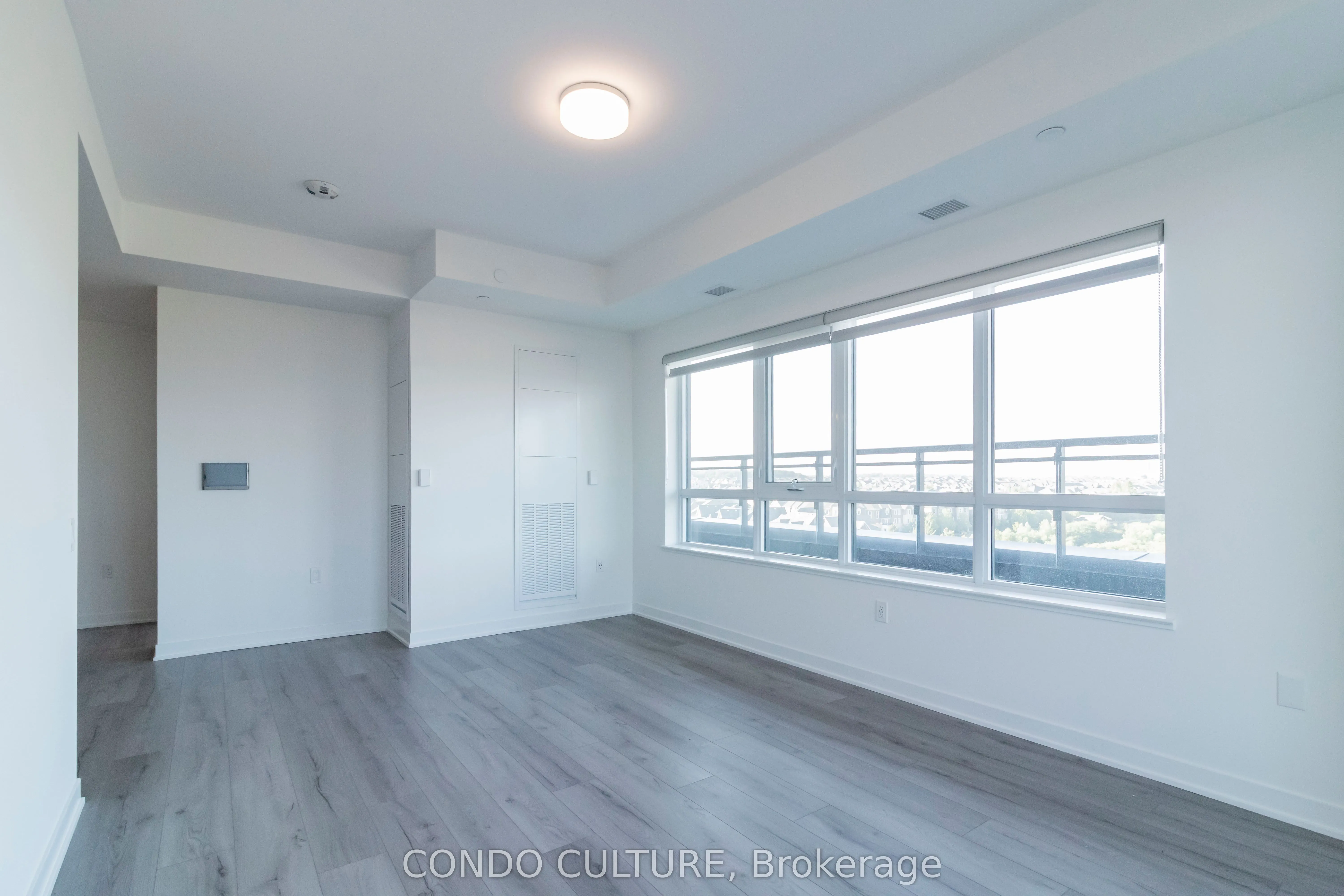 395 Dundas Street W, #608