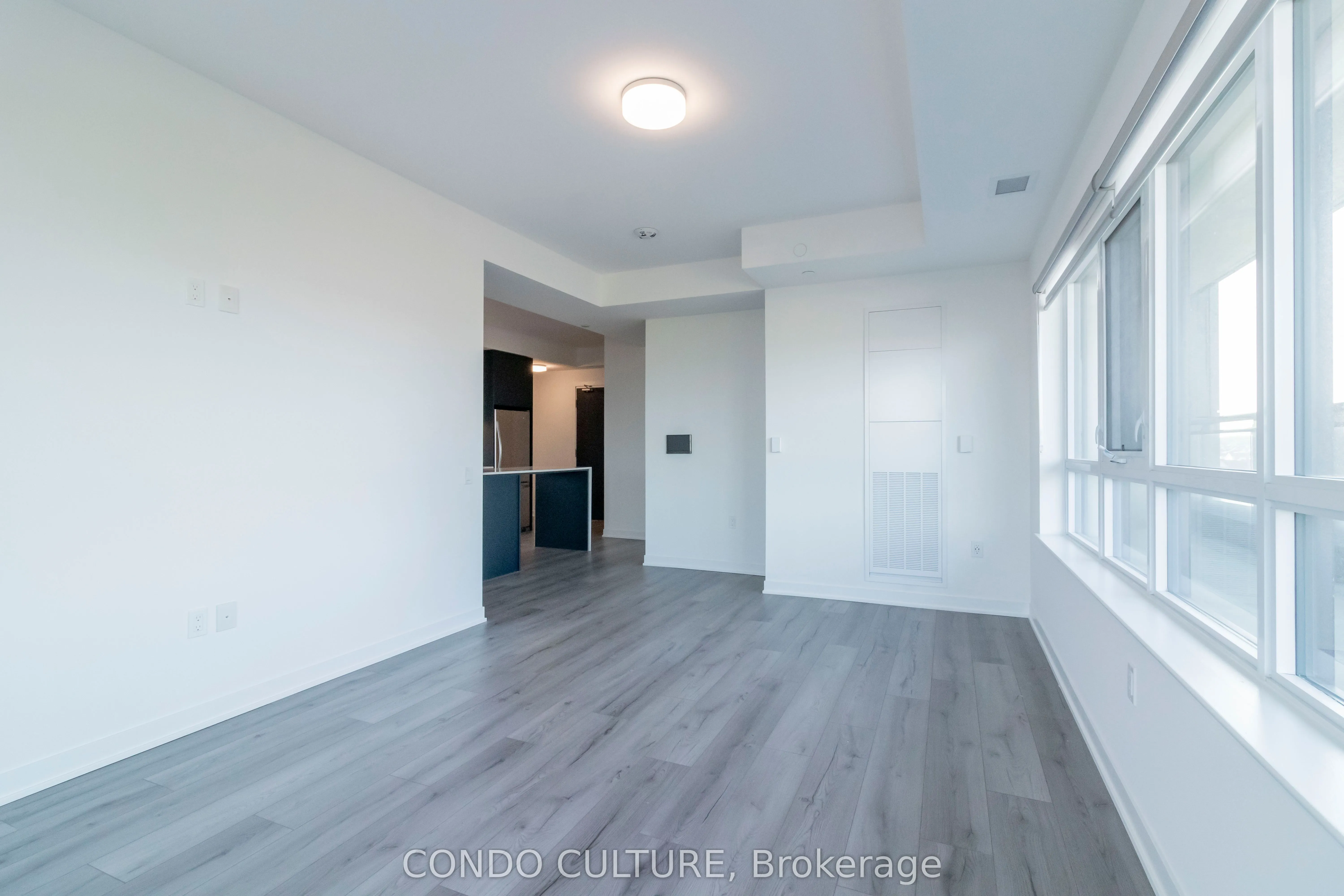 395 Dundas Street W, #608
