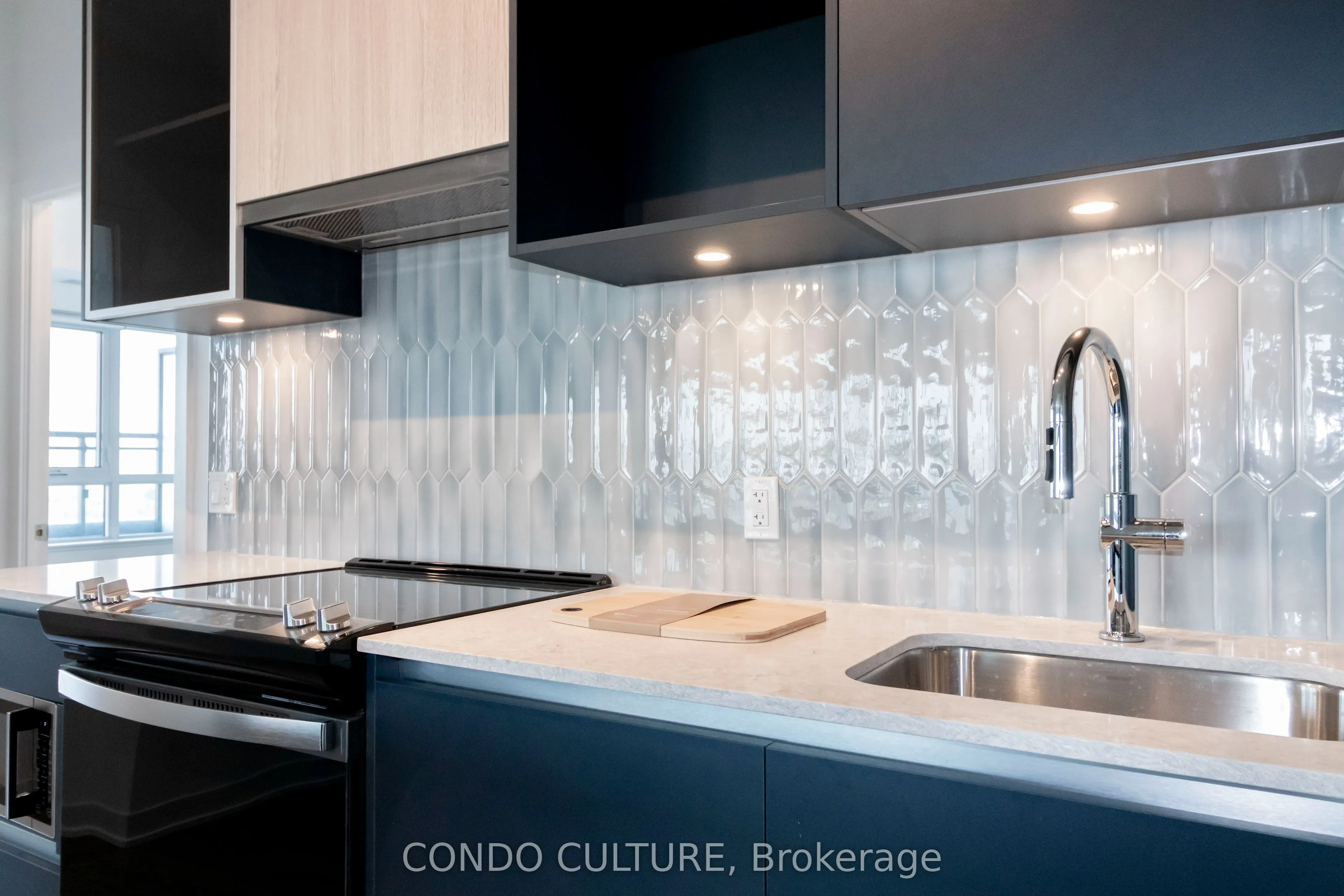 395 Dundas Street W, #608