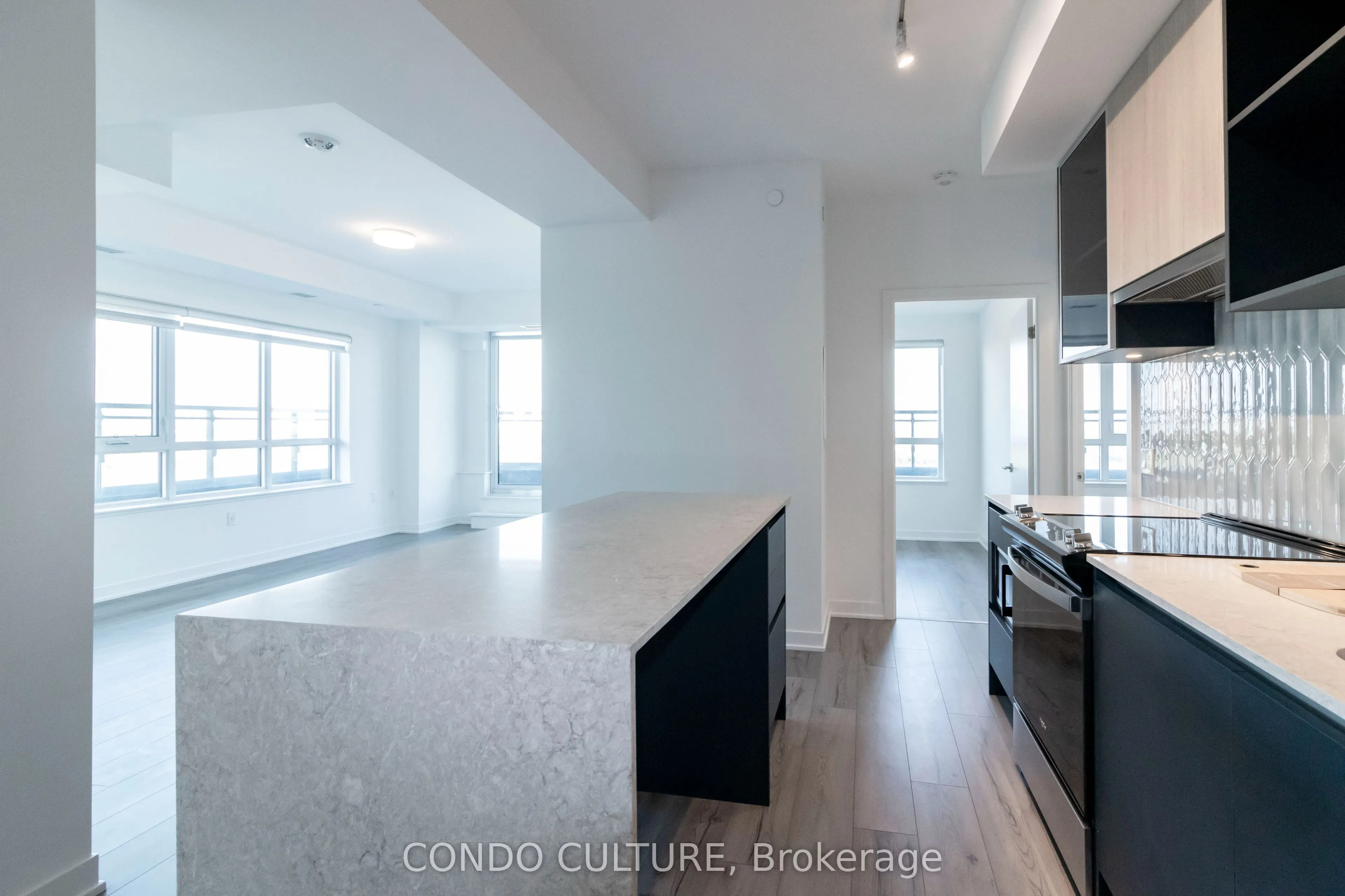 395 Dundas Street W, #608