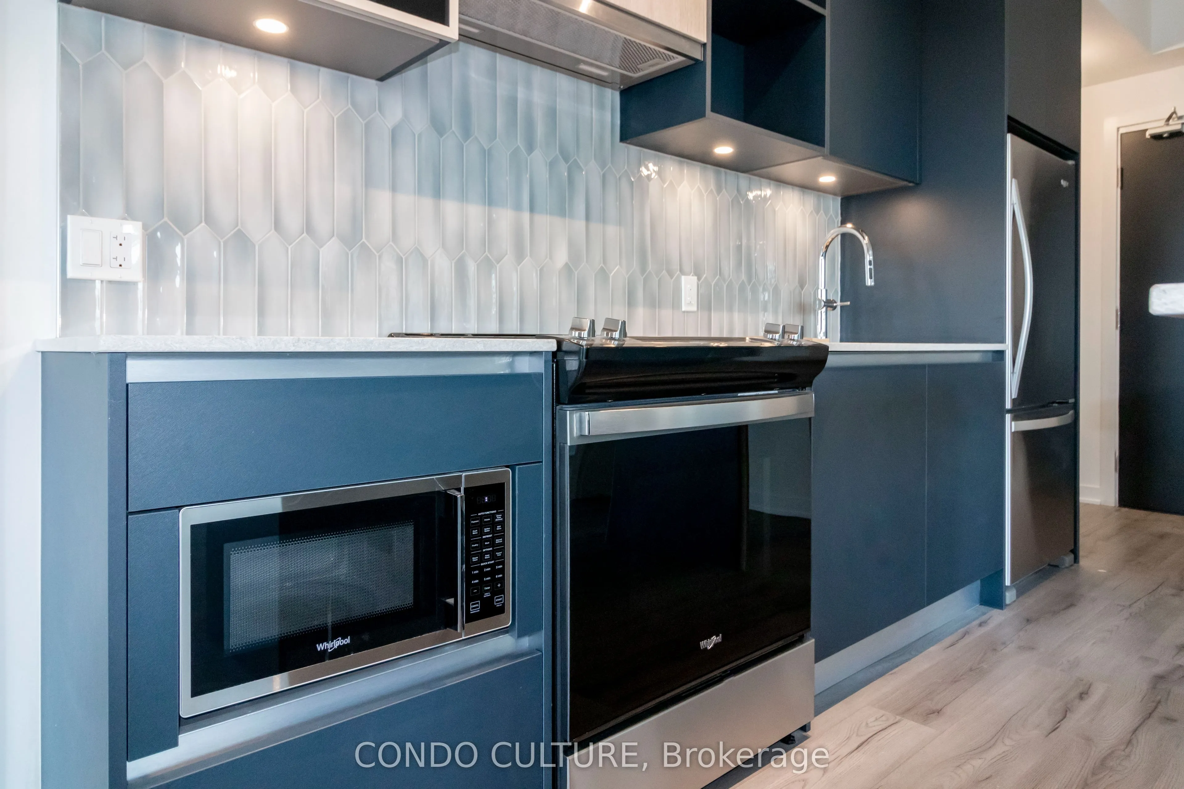 395 Dundas Street W, #608